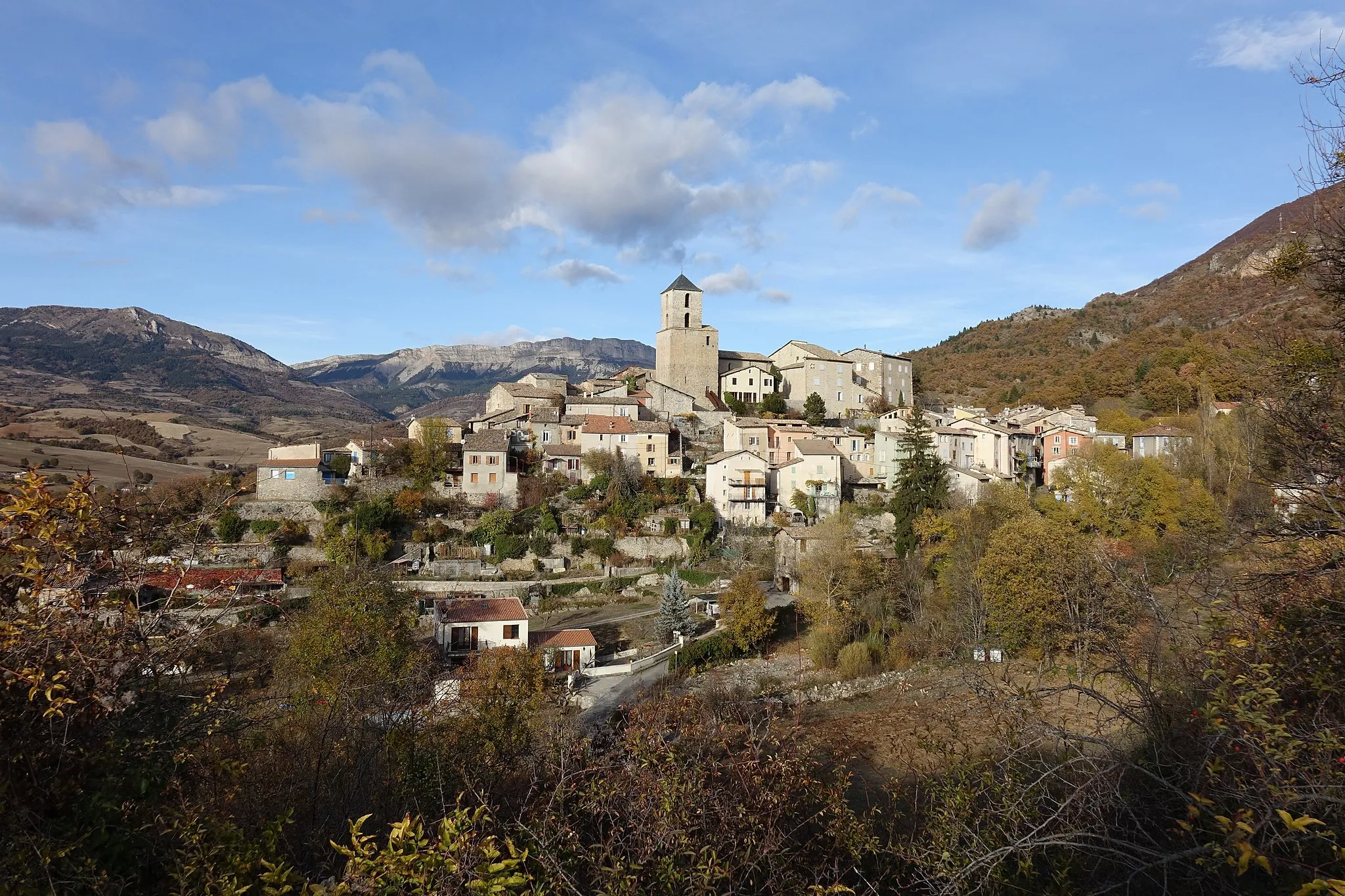 Photo showing: Le village, crête du Géruen au fond