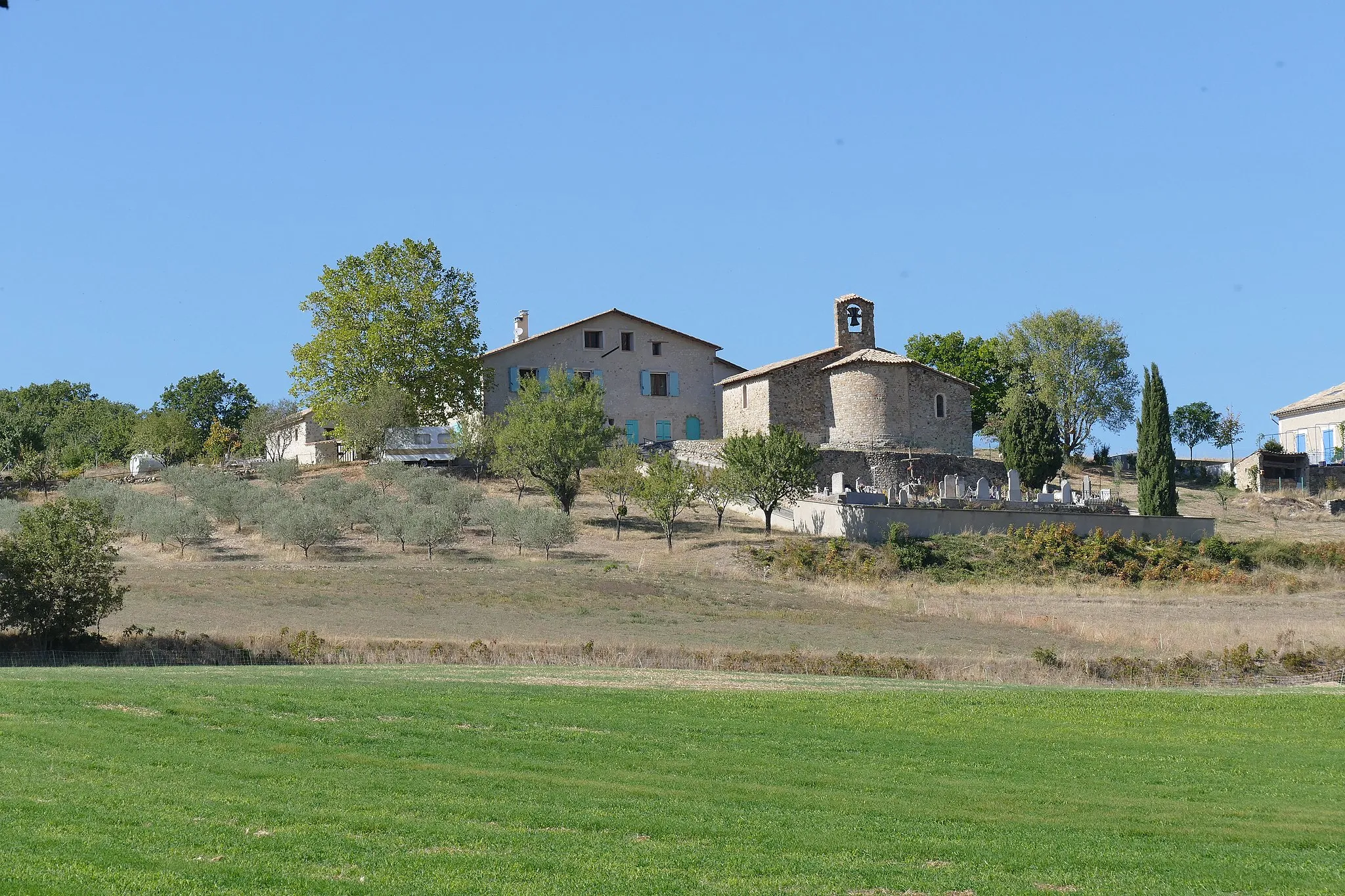 Photo showing: Chapelle de Saint-Martin, olivette et cimetière au premier plan