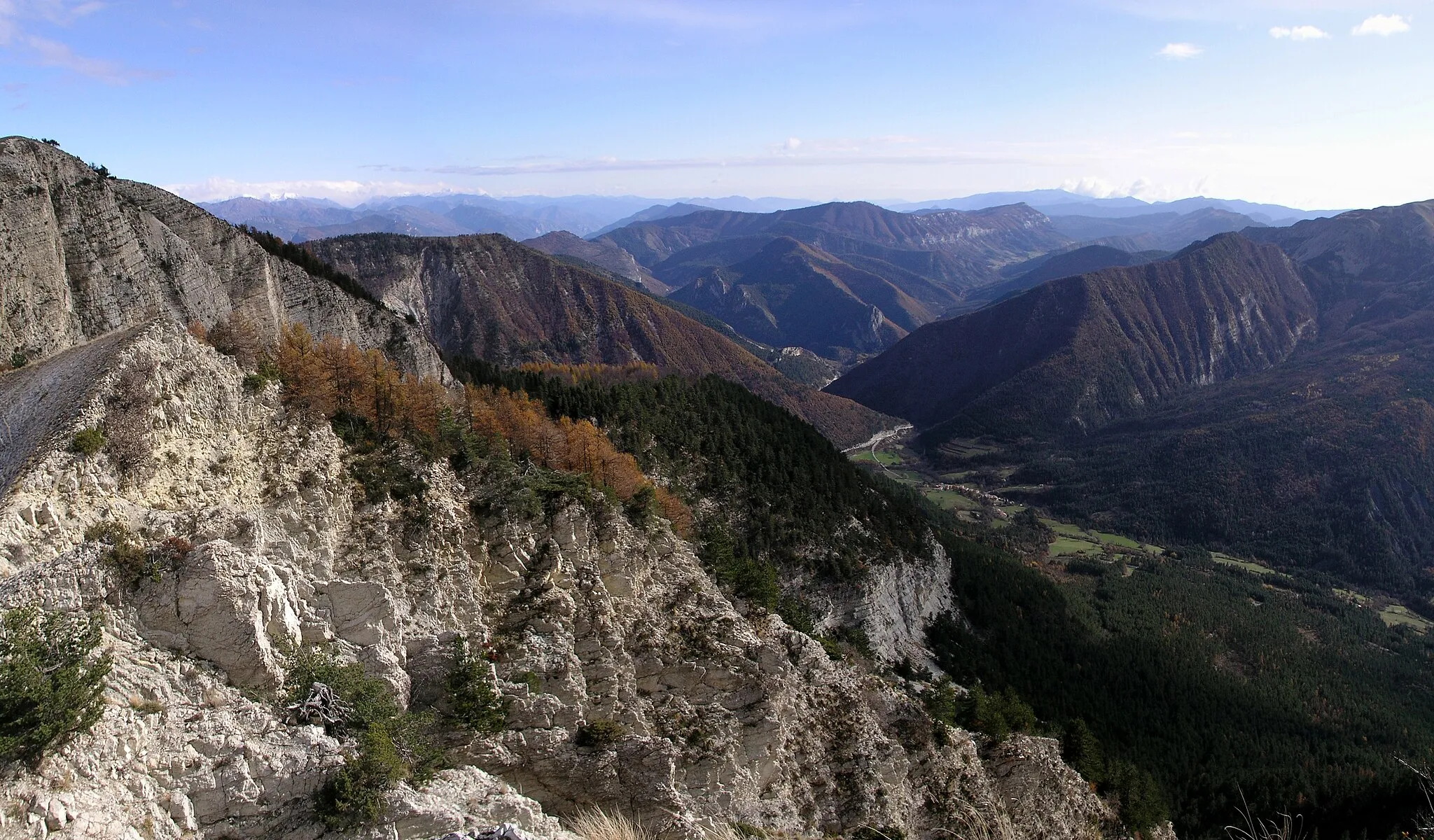 Photo showing: L'Iscle de Vergons vu depuis le pic de Chamatte, Vergons, Alpes-de-Haute-Provence, France.