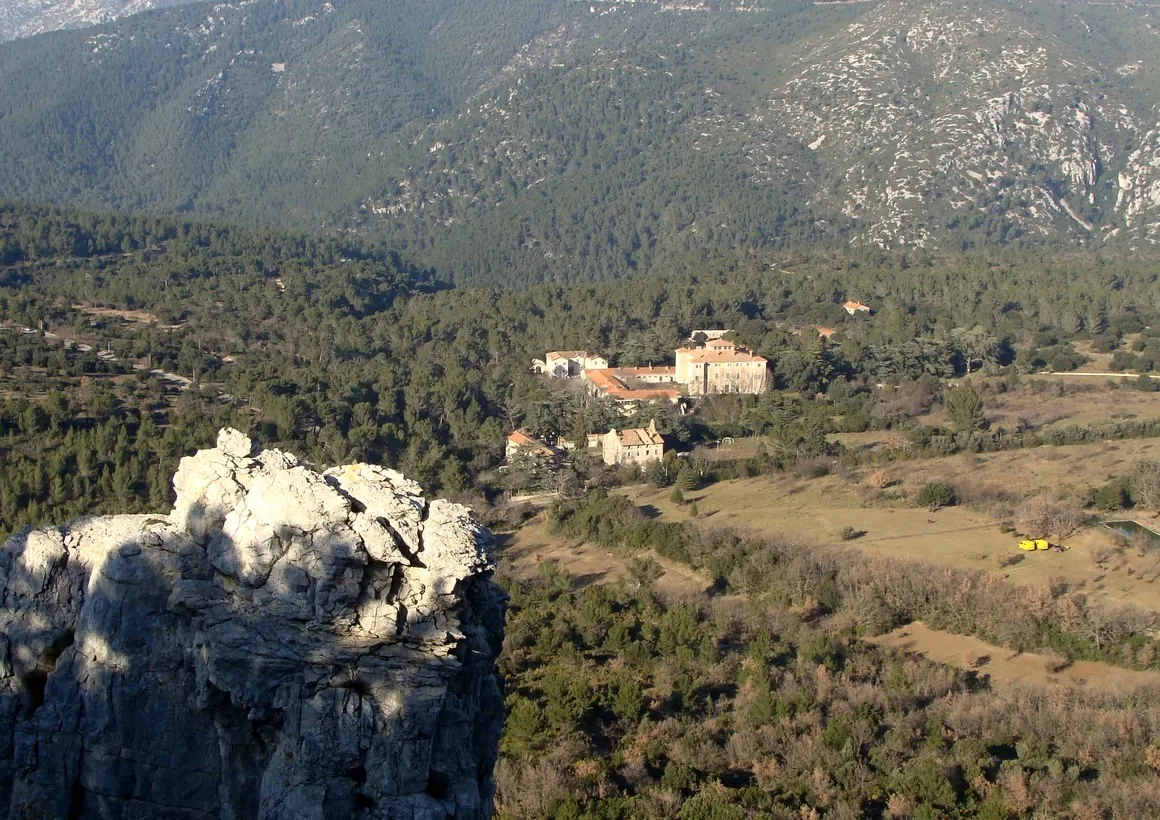 Photo showing: Le domaine de Julhans vu des hauteurs de Font Blanche.