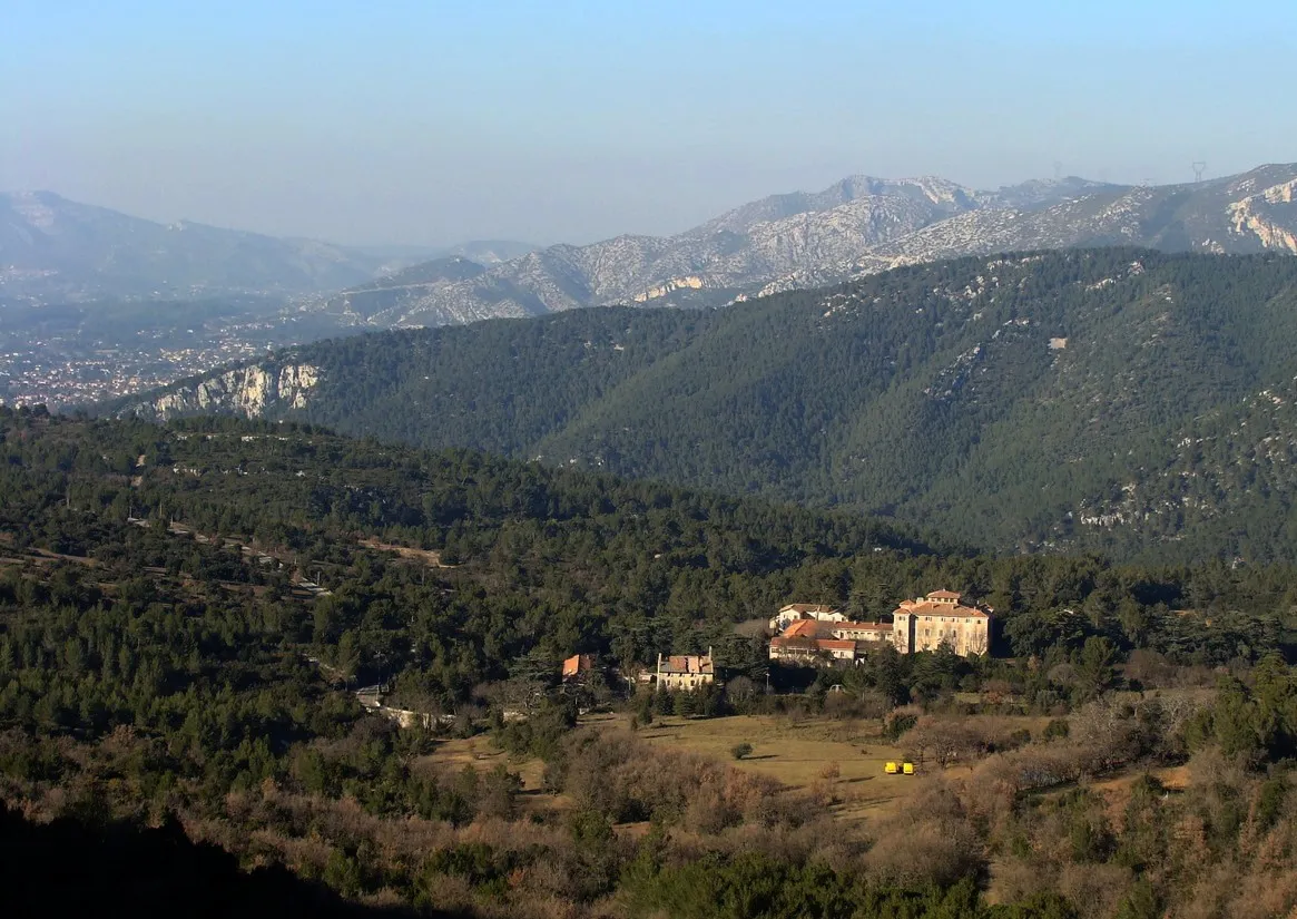 Photo showing: Le domaine de Julhans vu des hauteurs de Font Blanche. A l'arrière-plan à droite, l'Espigoulier.