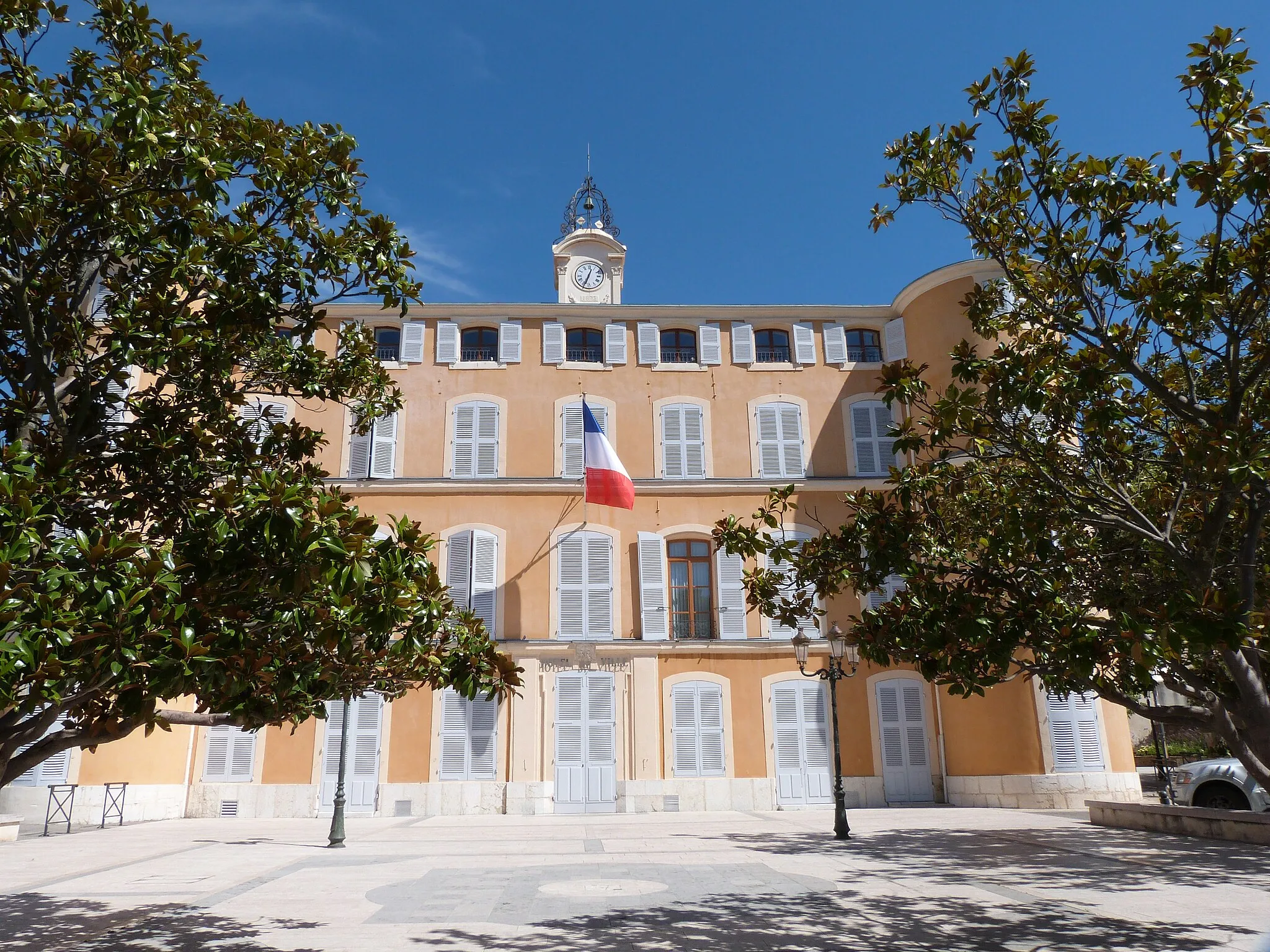 Photo showing: Vue partielle de la façade principale de l'hôtel de ville de Gémenos (Bouches-du-Rhône)
