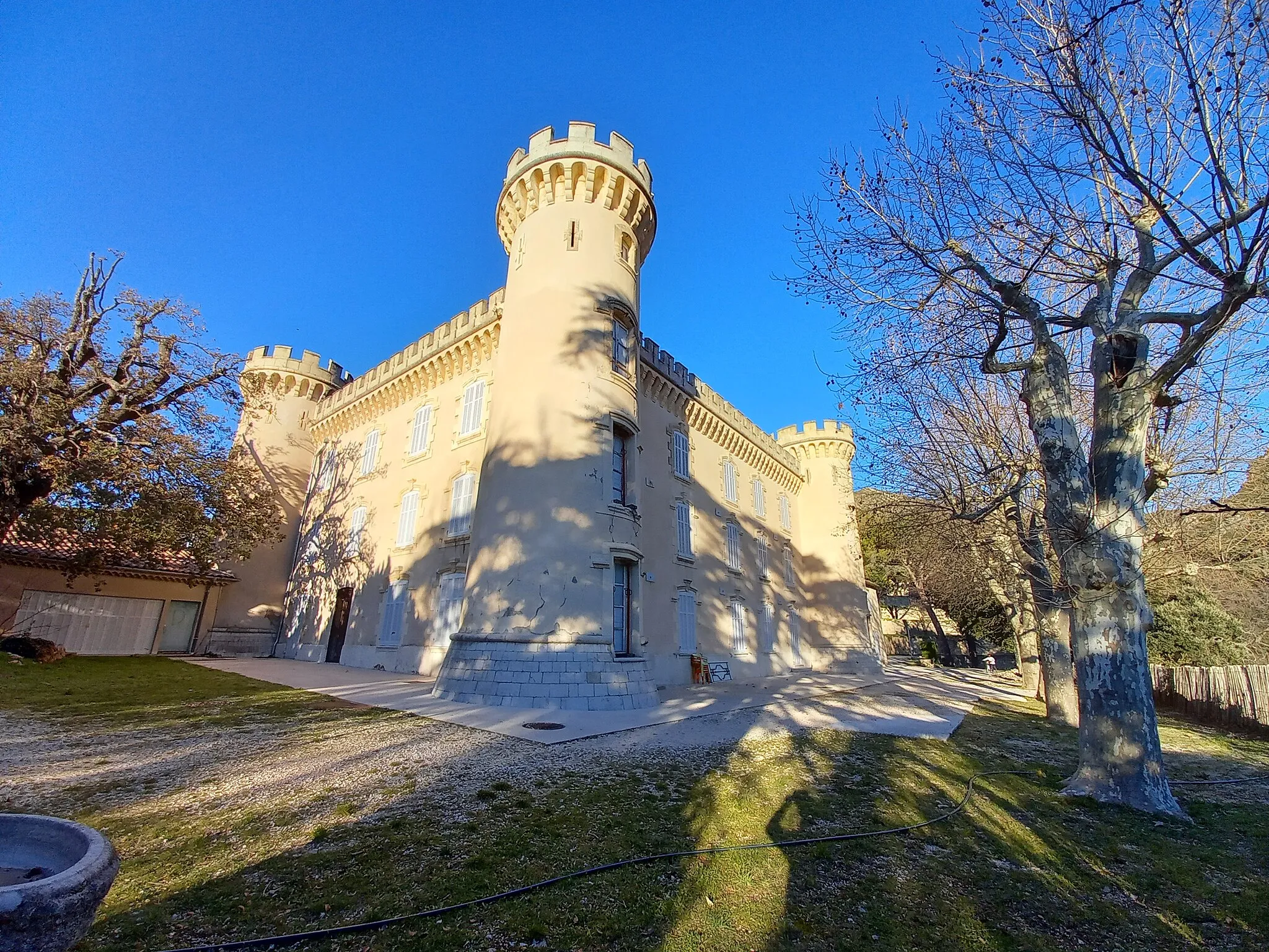 Photo showing: Vue de biais du Château Saint-Jean de Garguier