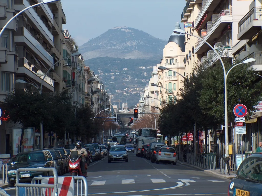 Photo showing: Boulevard Gambetta, seen from Promenade des Anglais, Nice, France. Mont Chauve d'Aspremont in the background.