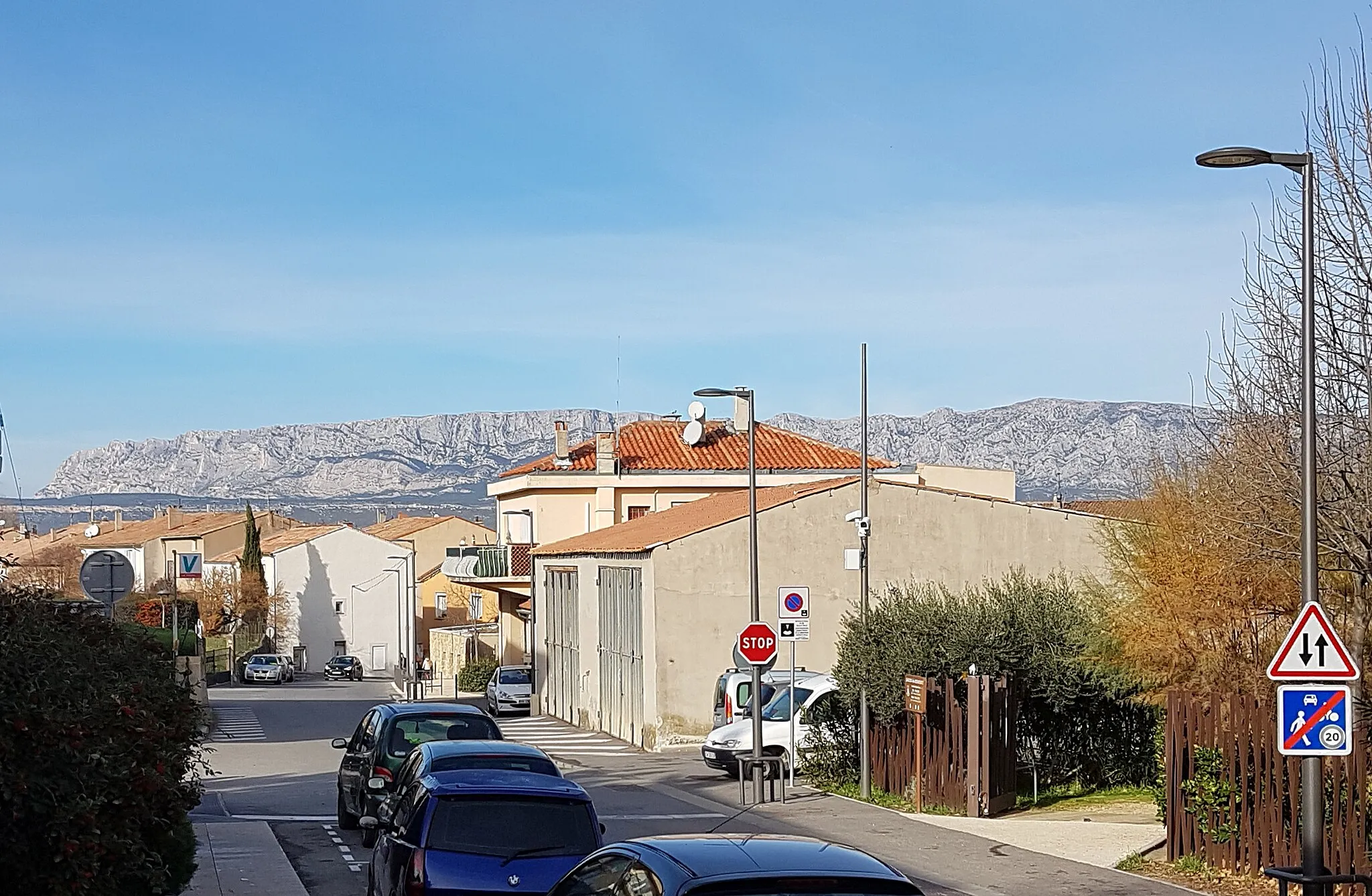 Photo showing: La montagne Sainte-Victoire vue de la ville de Trets.