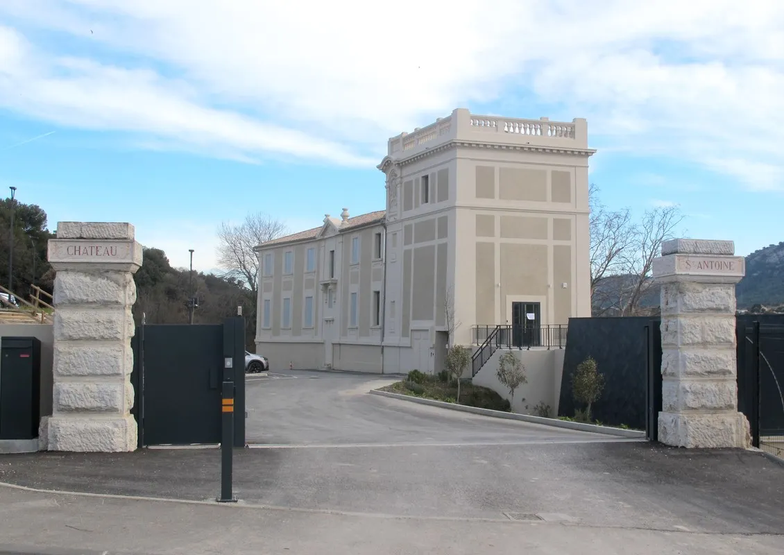 Photo showing: L'accès au château Saint-Antoine.