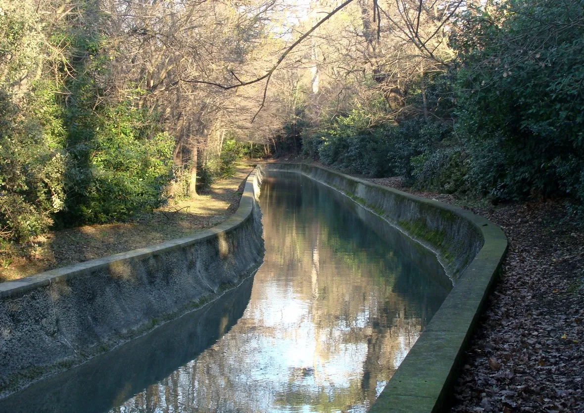 Photo showing: Le canal de Marseille dans la propriété de Robien, entre les siphons de Saint-Menet et le siphon de l'Huveaune (vue en direction de l'amont).