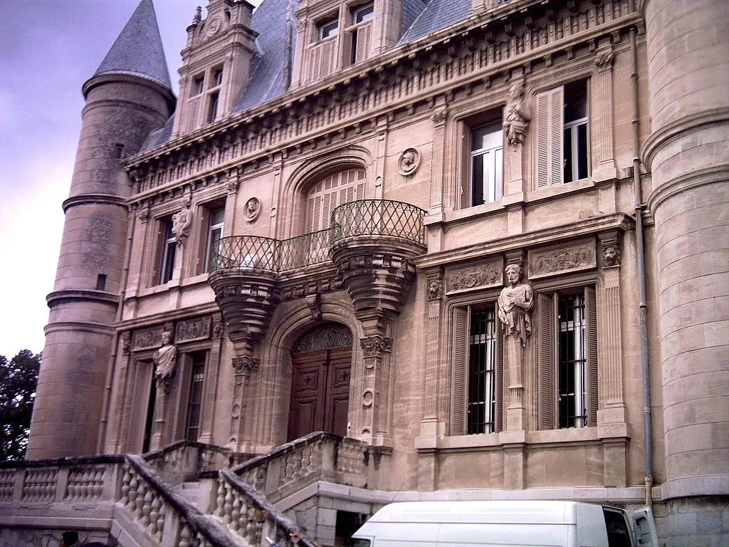 Photo showing: Façade principale du château Régis.