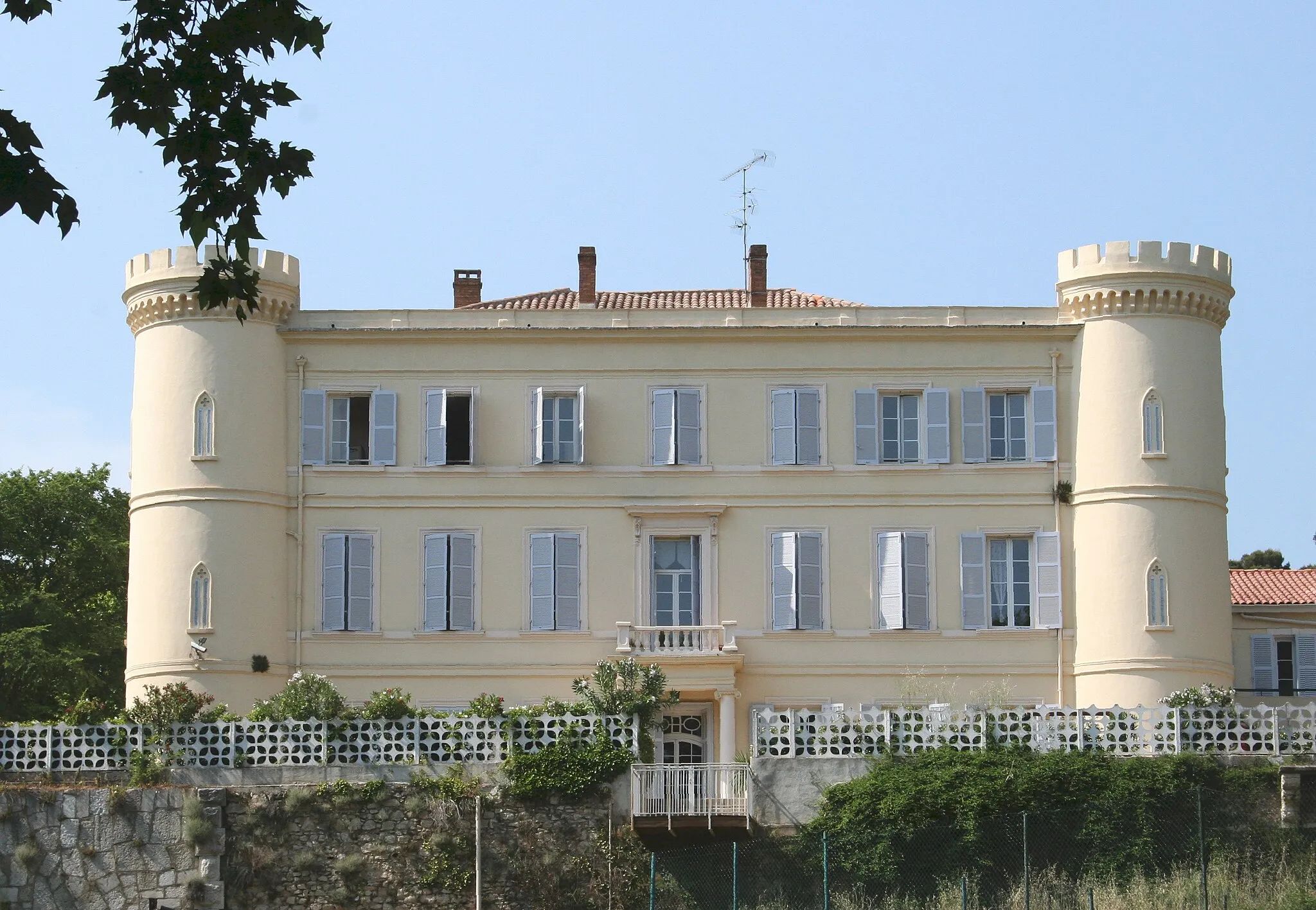 Photo showing: This building is indexed in the base Mérimée, a database of architectural heritage maintained by the French Ministry of Culture, under the reference PA13000011 .
