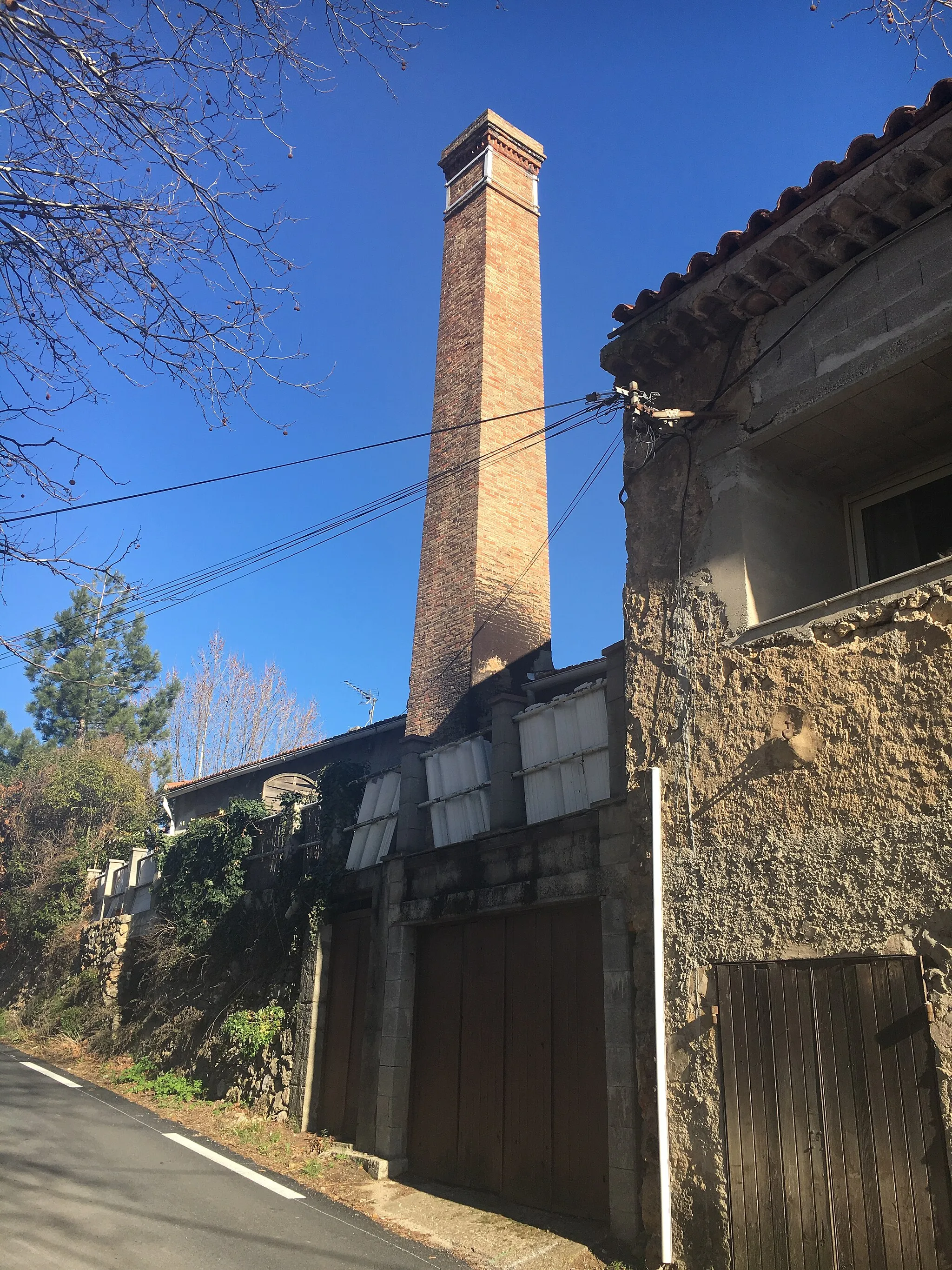 Photo showing: vestige du moulin St Pierre, sa cheminée de briques rouges
