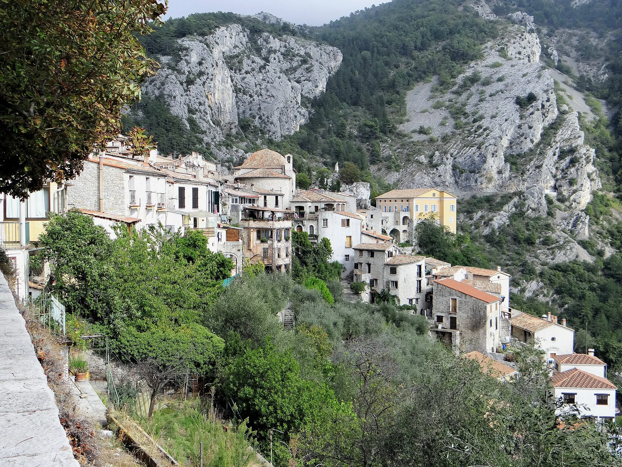 Photo showing: Peille - Le village vu de la chapelle Saint-Roch avec le chevet de la chapelle Saint-Sébastien (hôtel de ville), le monument aux Morts et le palais Lascaris