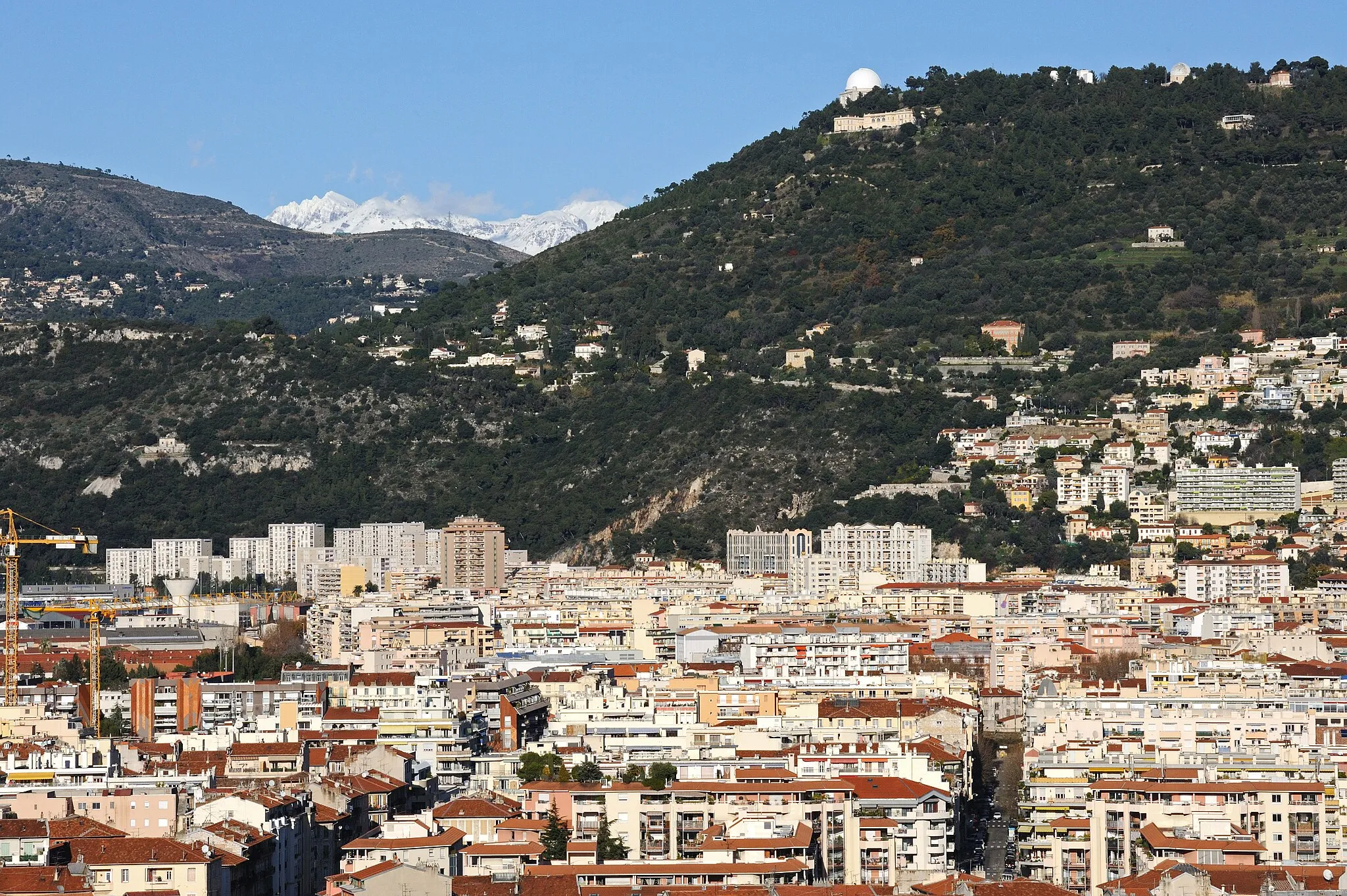 Photo showing: Nice seen from the Castle Hill: eastern neighbourhoods, Mont-Gros, the observatory, and the Alps.