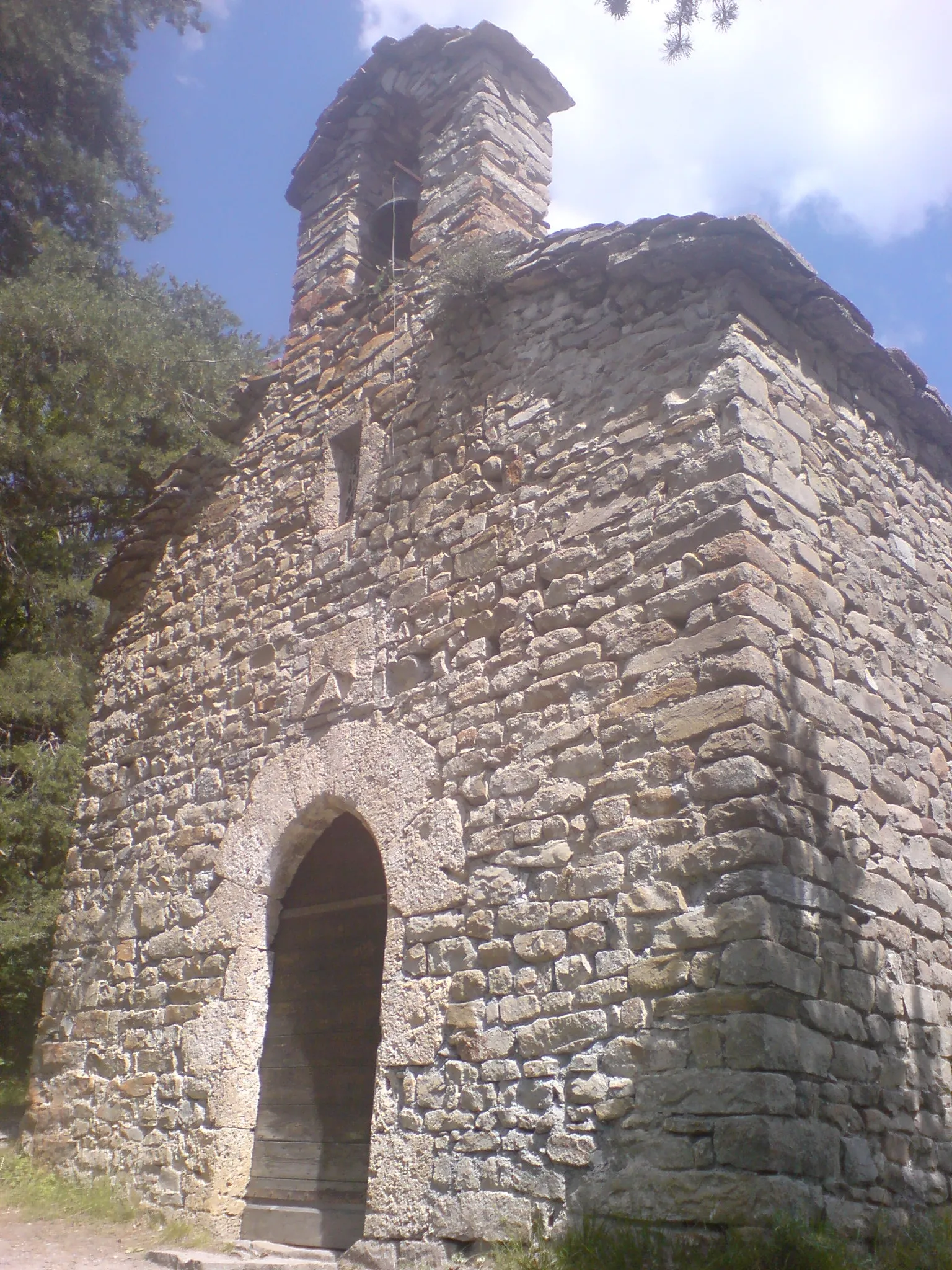 Photo showing: Façade de la chapelle dite templière (incertain) de Saint-Léger, au-dessus de Montclar