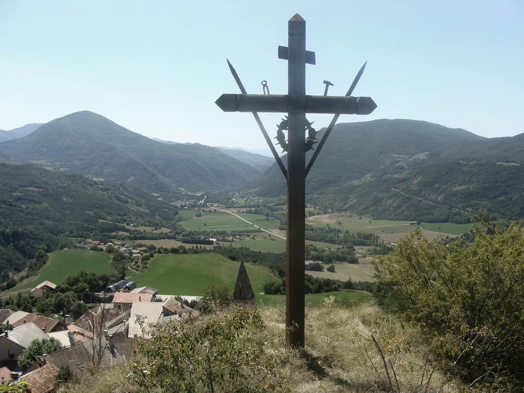 Photo showing: A cross with the Arma Christi on the top of a hill near Gap (Hautes-Alpes, France).