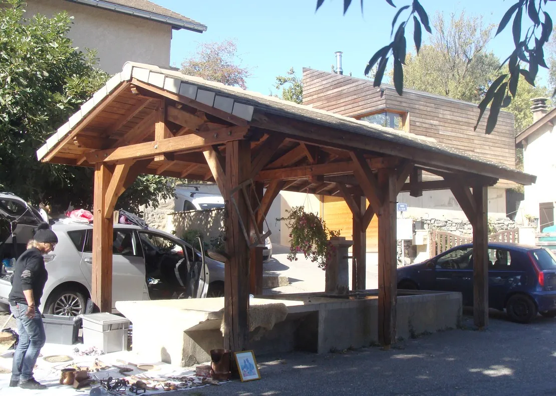 Photo showing: Un lavoir couvert (charpente en bois et toit de tuiles, modernes) au centre du village de Montgardin.