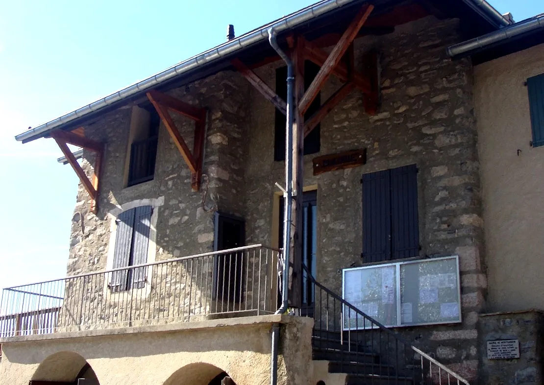 Photo showing: La mairie de Montgardin, dons une maison traditionnelle en pierre, avec auvent charpenté moderne.