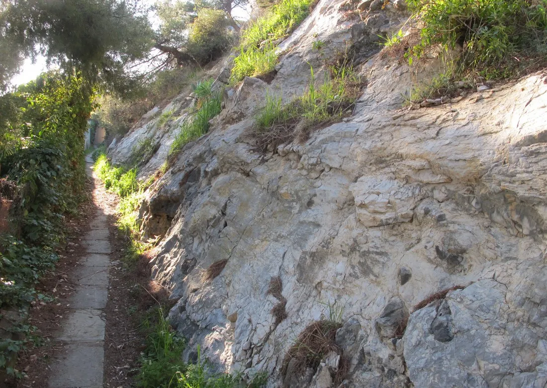 Photo showing: L'ancien canal de Verduron était tracé sur la pente rocheuse du massif de la Nerthe.