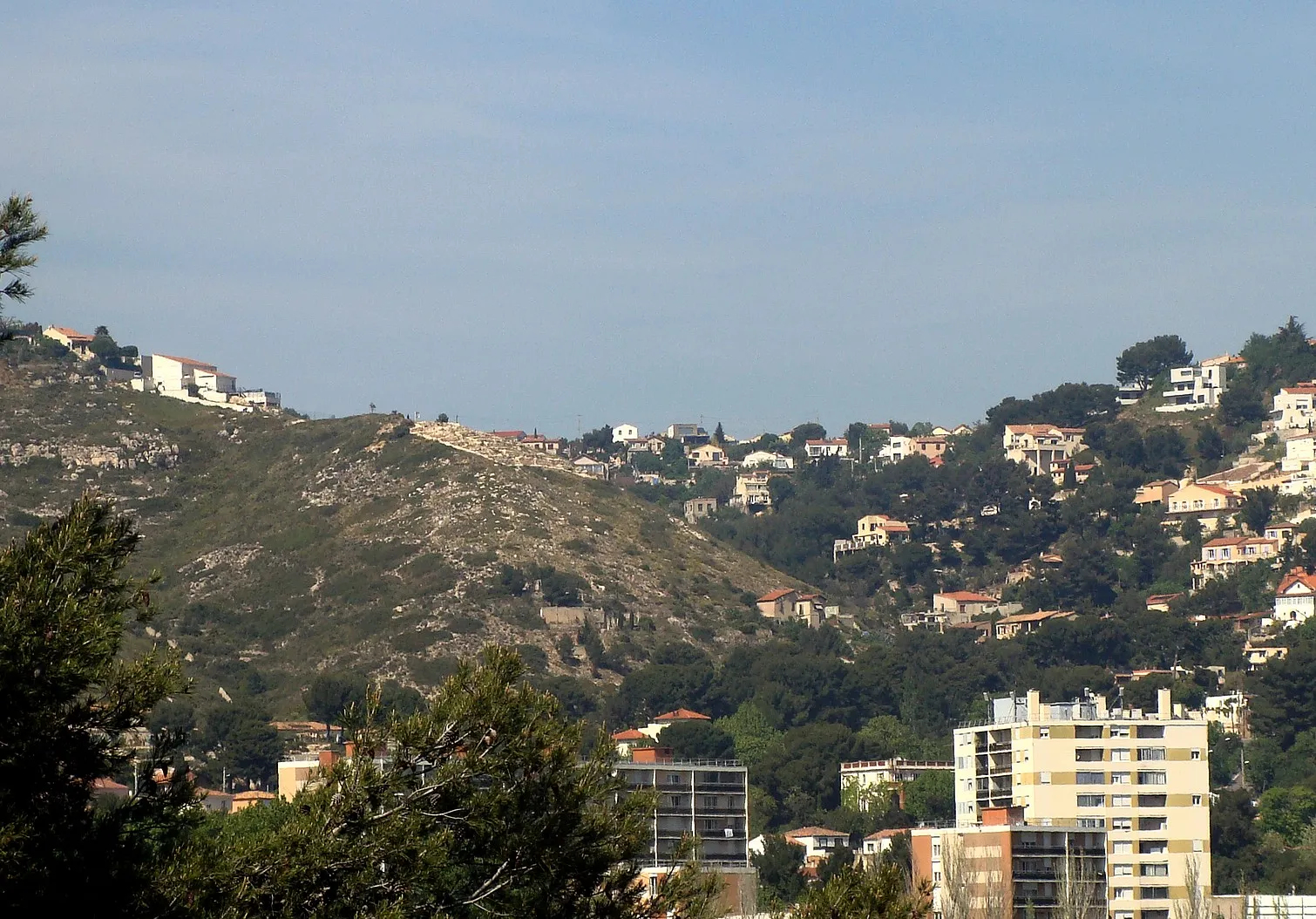 Photo showing: La colline de Verduron vue de Mourepiane (vue partielle). En haut de la partie nue, l'oppidum.