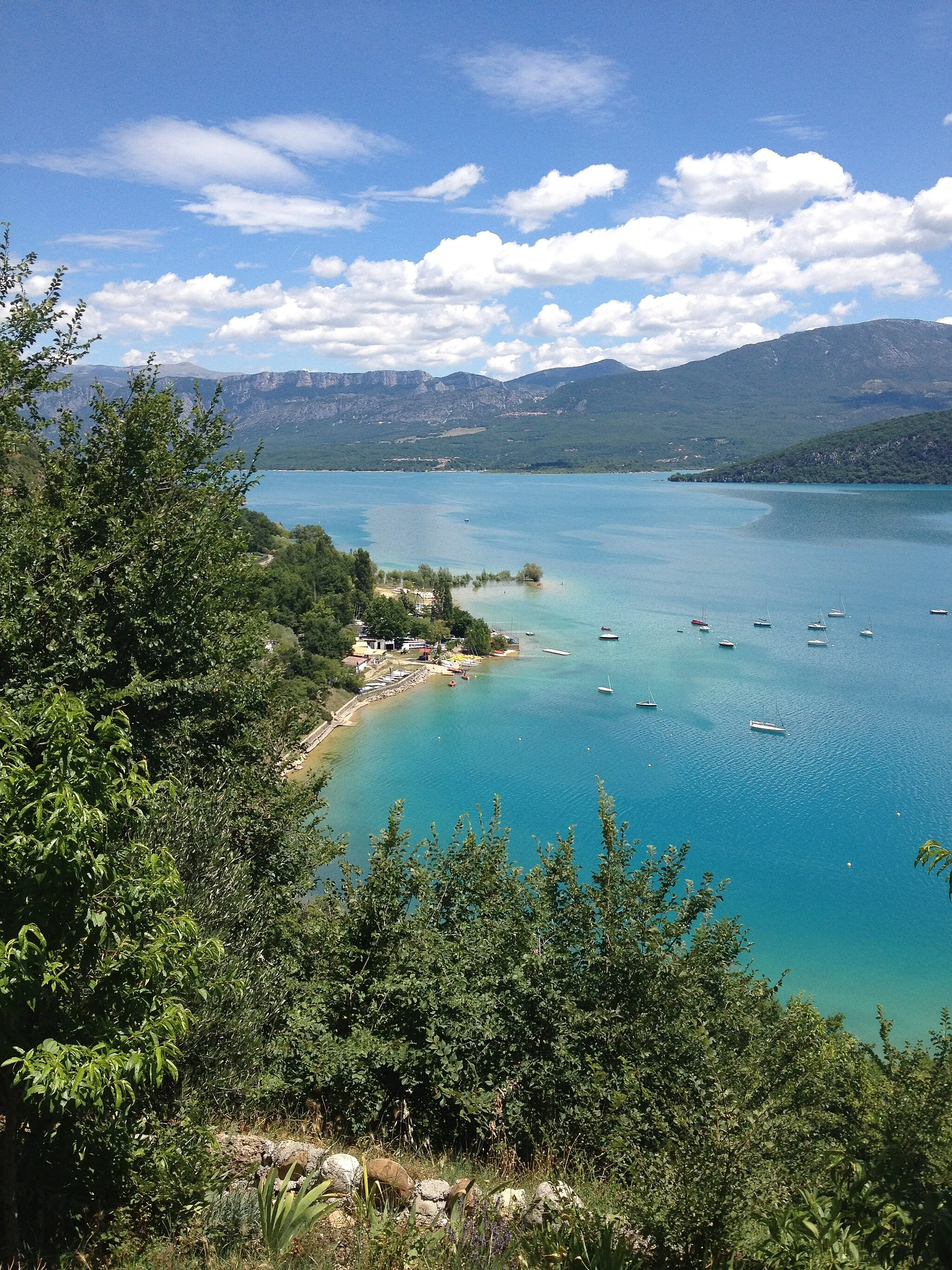 Photo showing: In the Verdon Natural Regional Park, the turquoise Sainte Croix Lake.