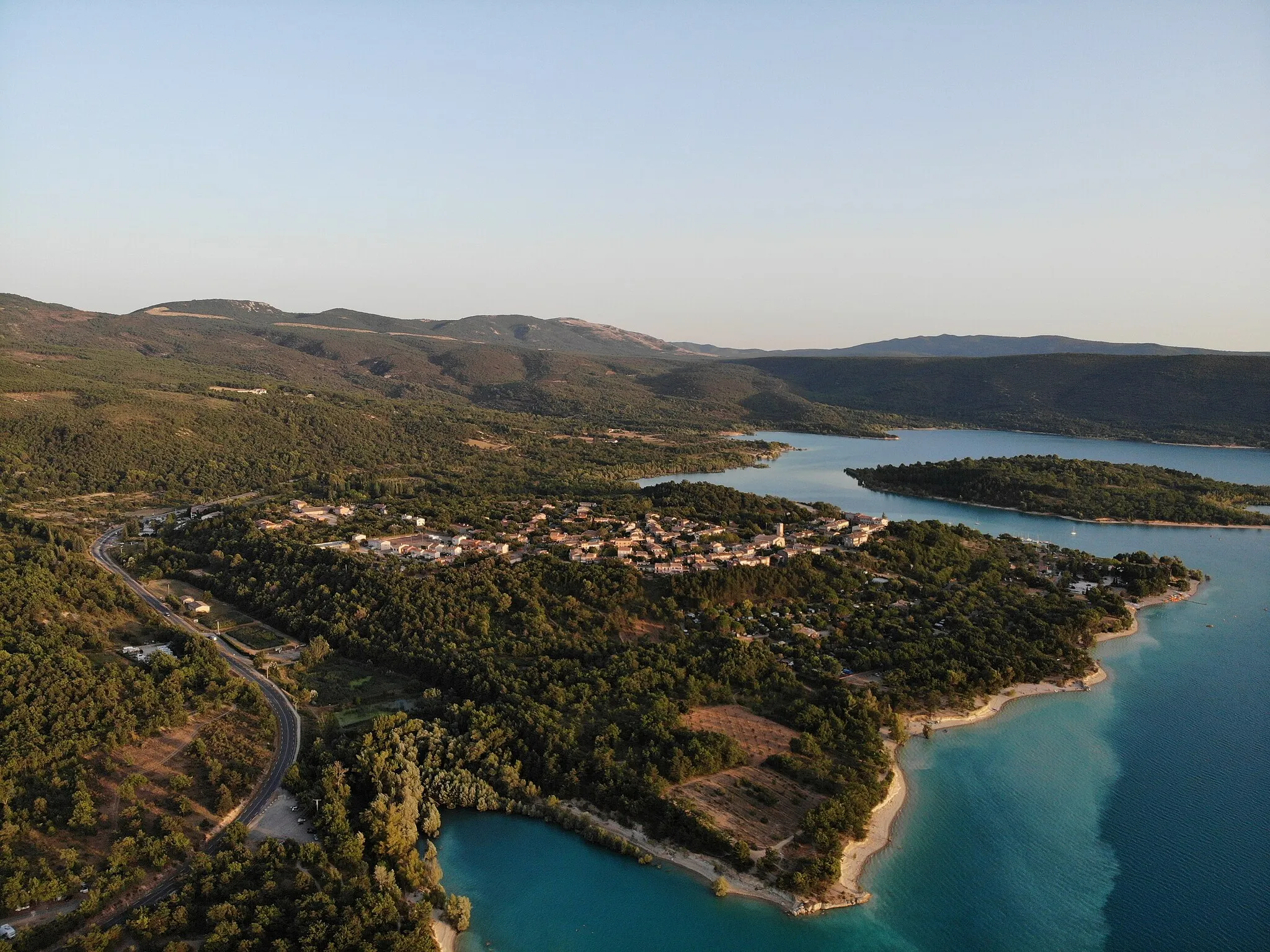 Photo showing: Aerial photograph of Les Salles-sur-Verdon, France; view looking south from above the lake