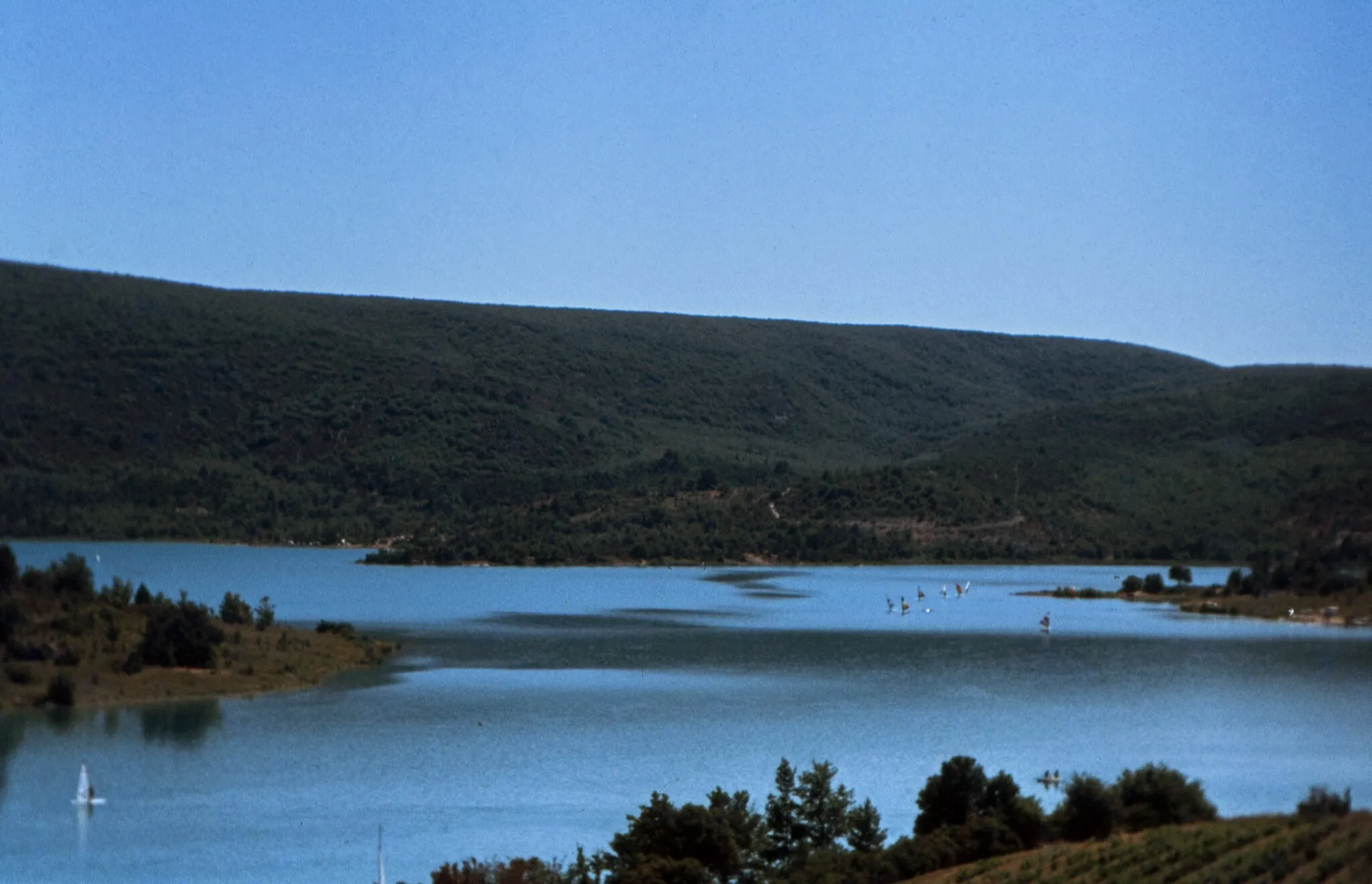 Photo showing: Irgendwo in der Nähe von Aiguines: der Stausee Lac de Sainte-Croix im Naturpark Verdon (Departement Var, Provence-Alpes-Côte d’Azur).