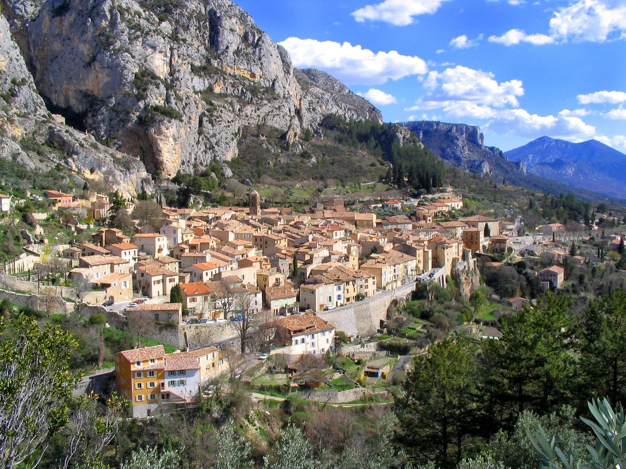 Photo showing: Moustiers-Sainte-Marie village seen from Above. Alpes-de-Haute-Provence, France).