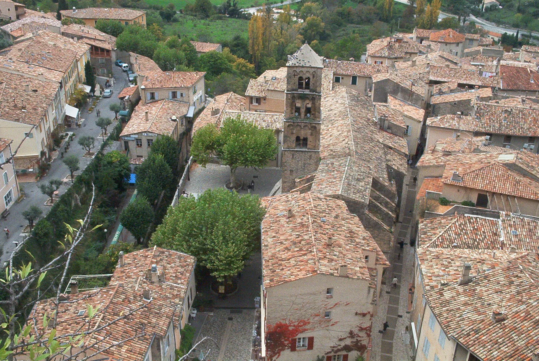 Photo showing: Vue du village provençal de Moustiers-Sainte-Marie, dans le département des Alpes-de-Haute-Provence (04), en France

A view of Moustiers-Sainte-Marie, a small village in Provence, France