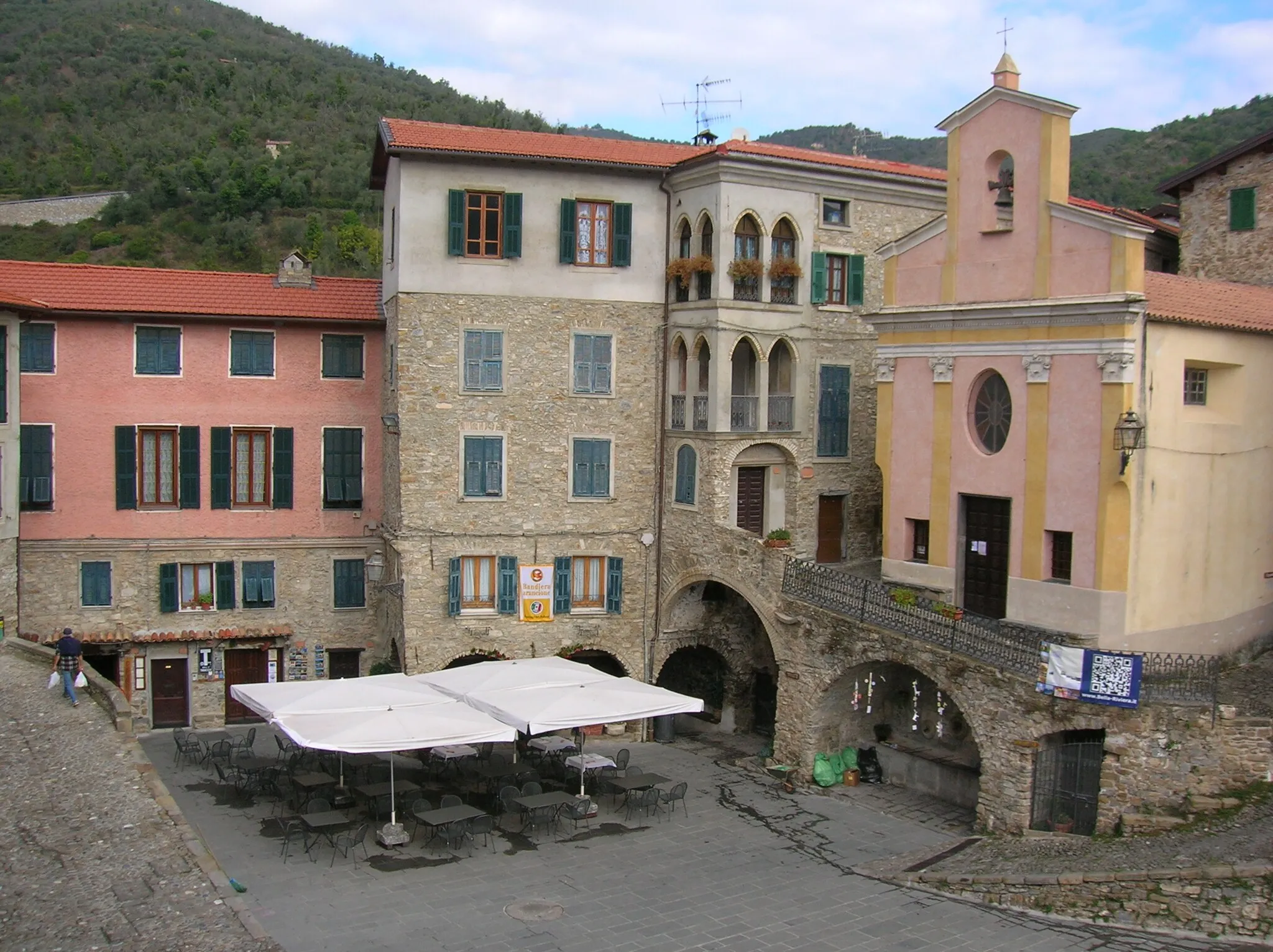 Photo showing: piazza Apricale, Liguria, Italia.