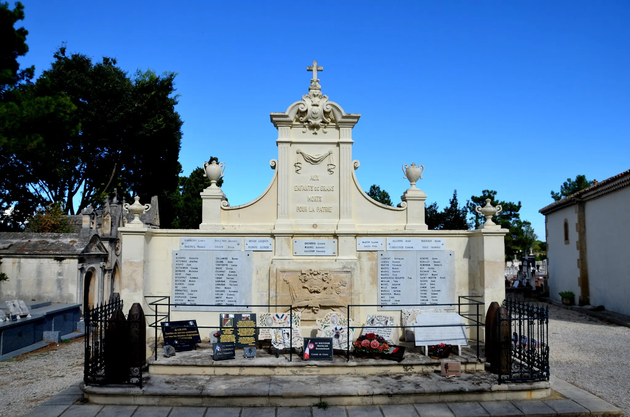Photo showing: Monument aux morts de Grans, dessiné et sculpté par Jules Agard