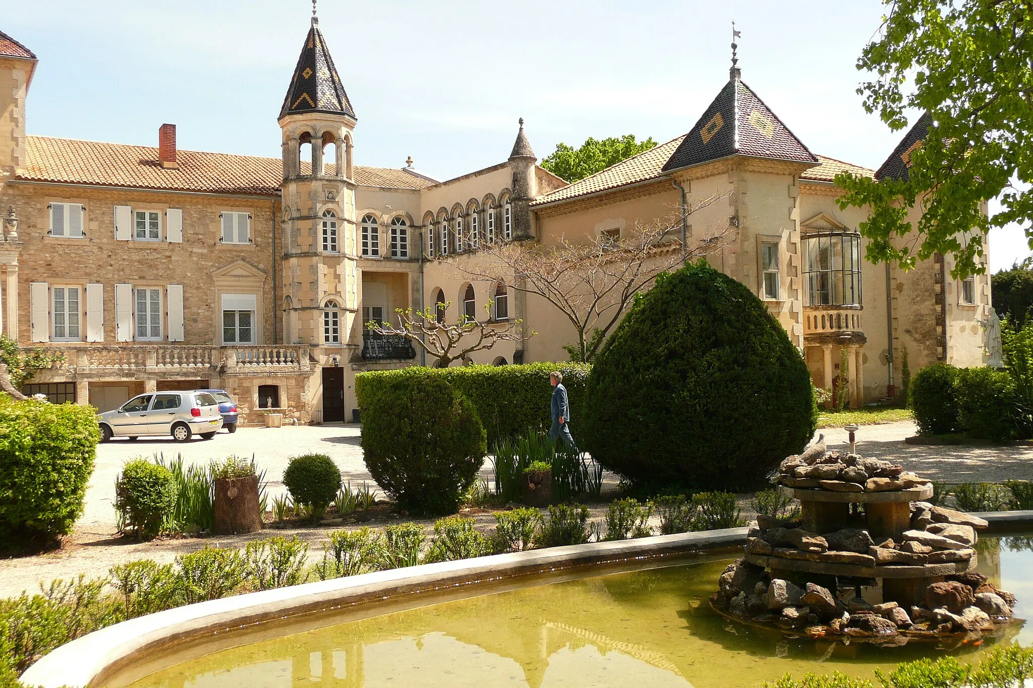 Photo showing: Bâtiment où réside 11 religieuses à Chusclan.