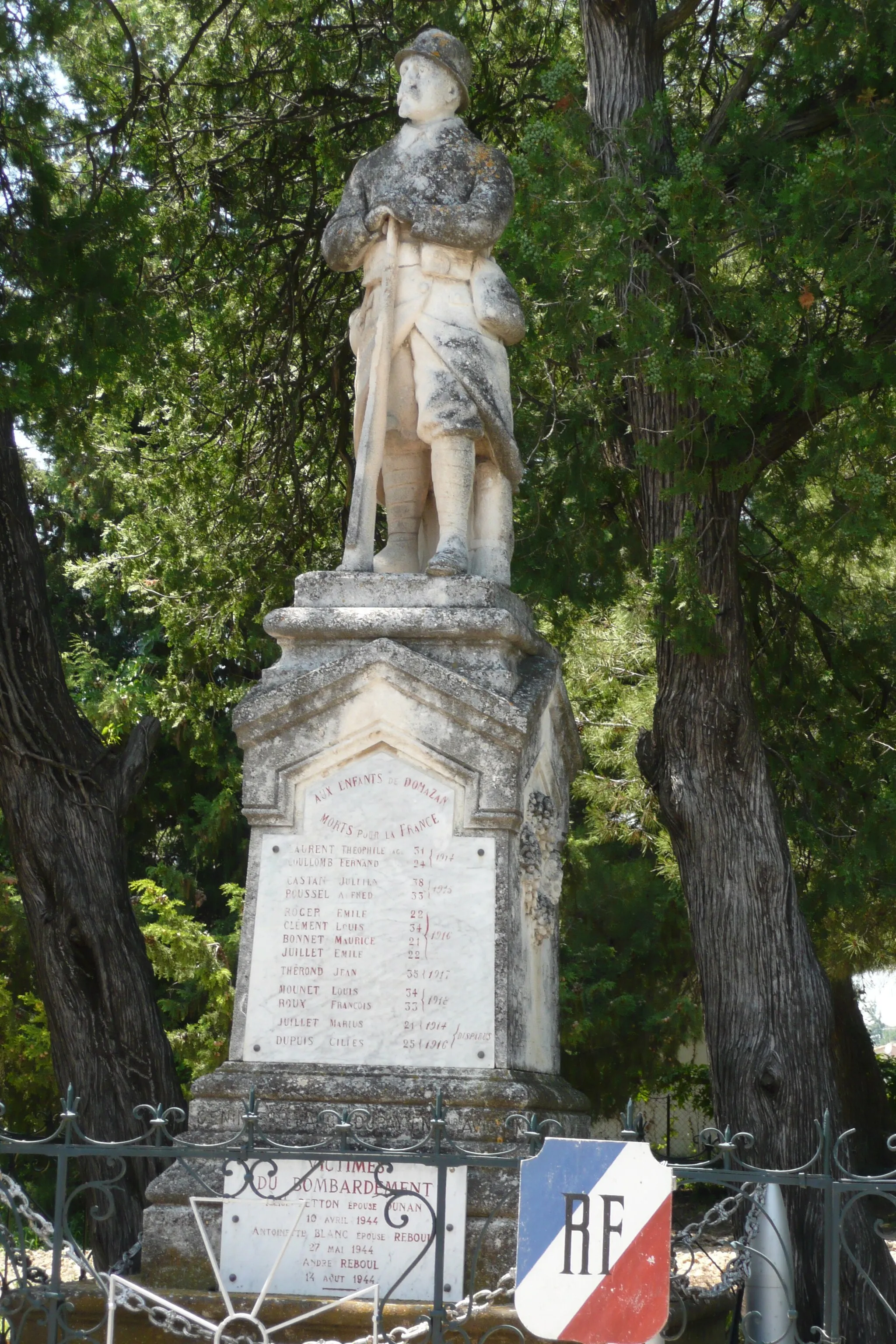 Photo showing: Mémorial de guerre à Domazan.