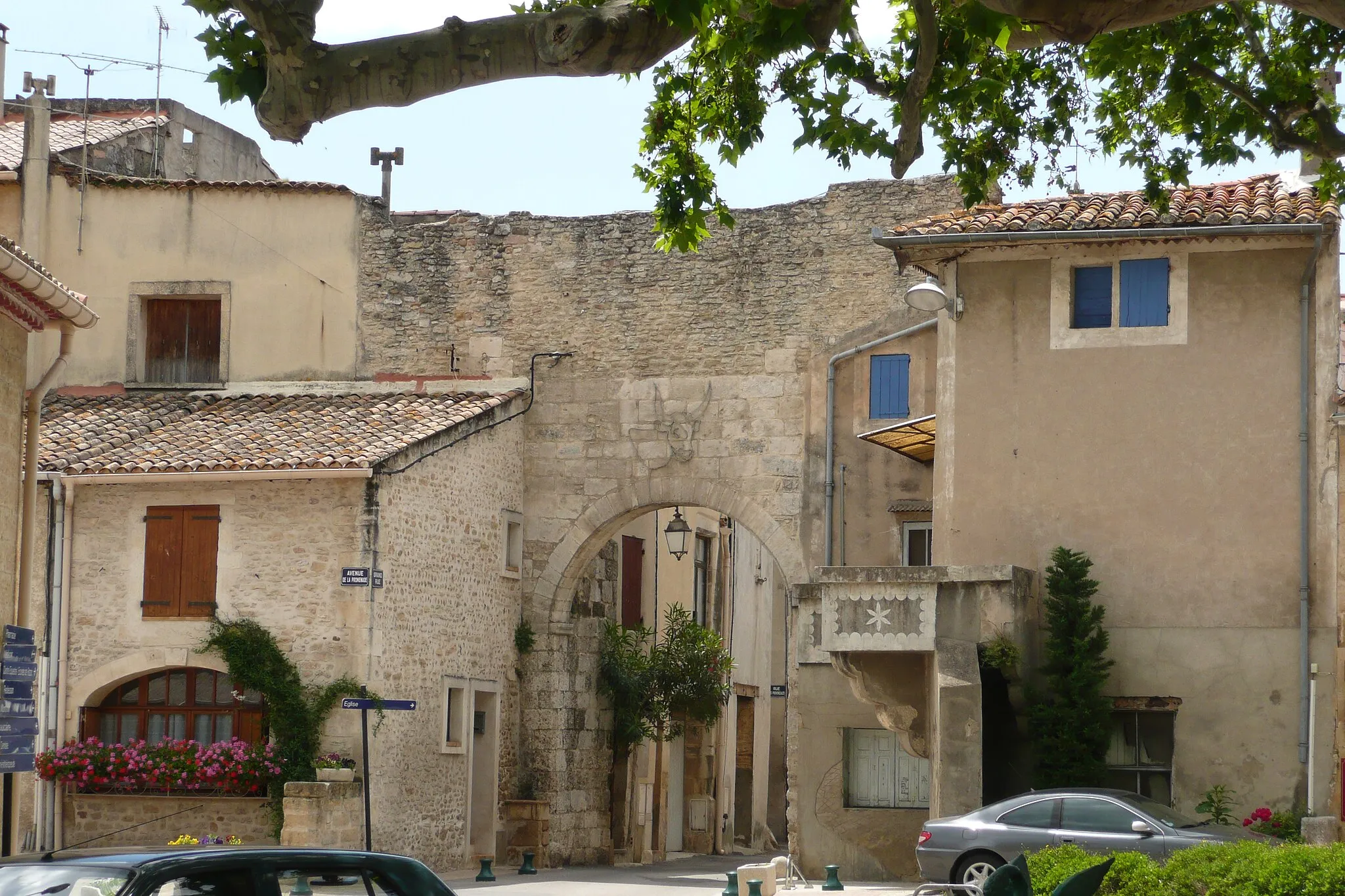 Photo showing: Portes à Meynes.