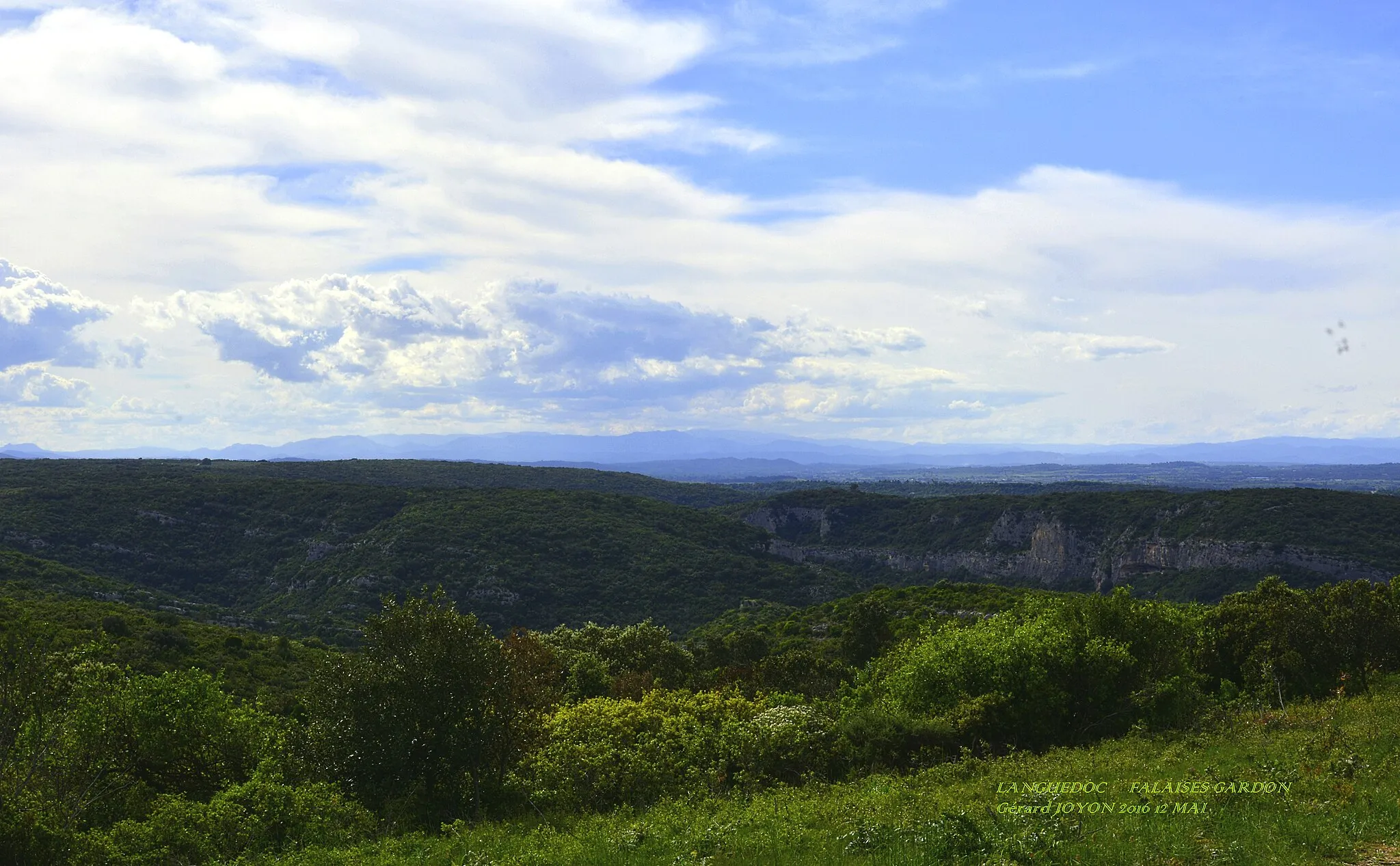 Photo showing: Nous sommes sur le terrain militaire en zone protégée. Au fond, la Lozère et ses chaînes de montagnes à 80 km. En premier plan, les falaises du Gardon, commune de Sanilhac