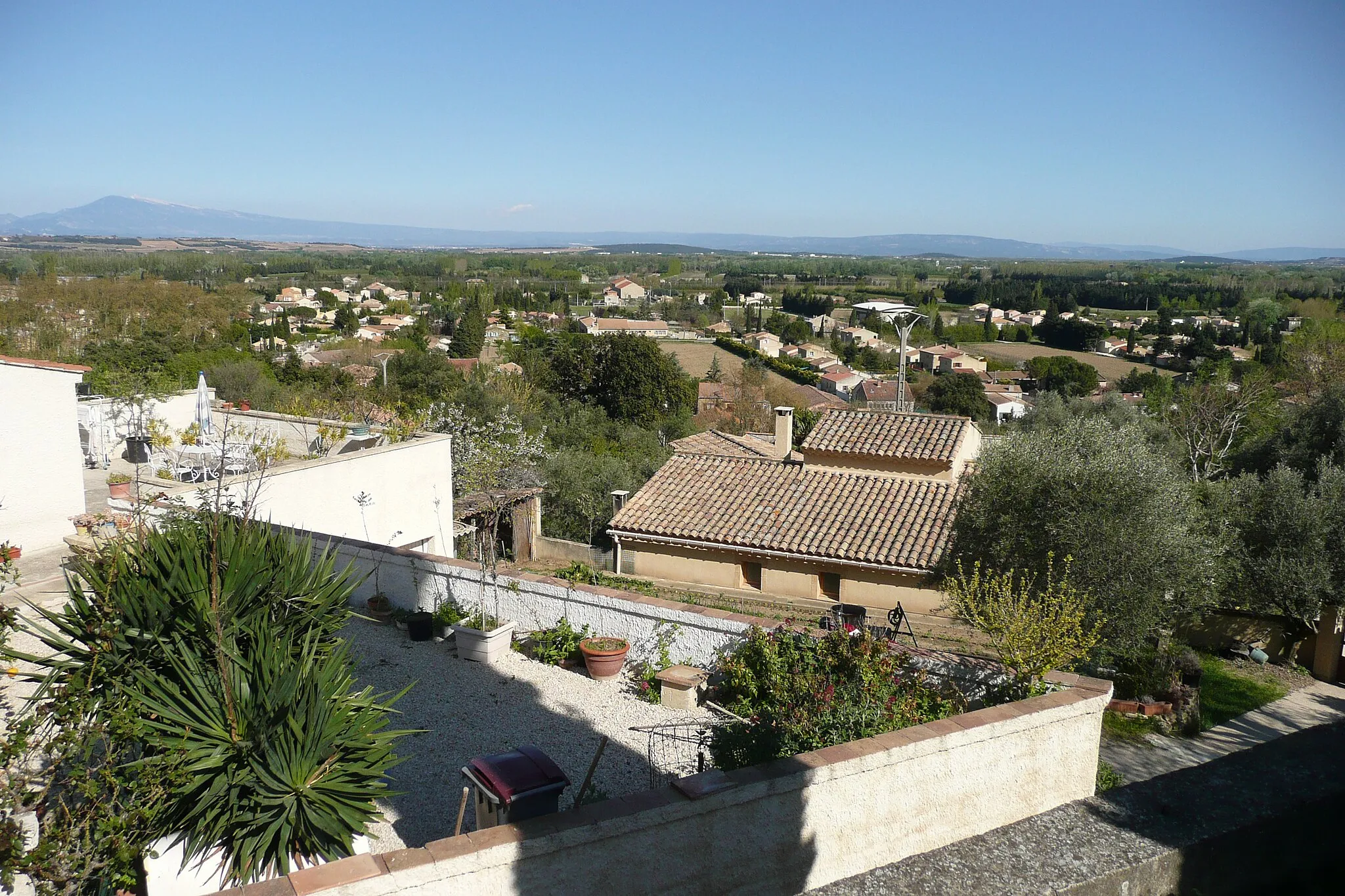 Photo showing: Vue sur Sauveterre, à gauche le Mont Ventoux.