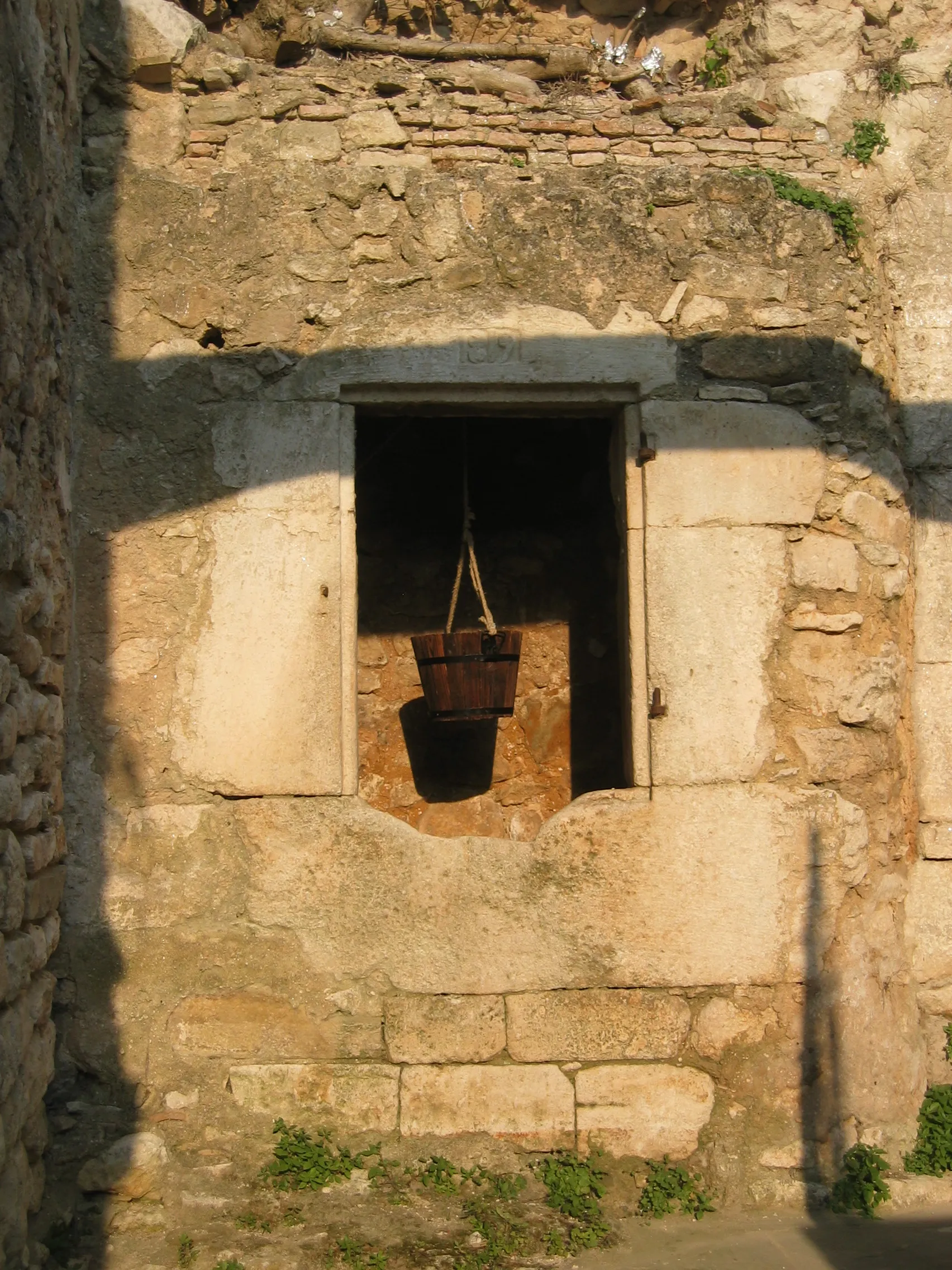 Photo showing: One of the original 12th century village tanks, restored 1819