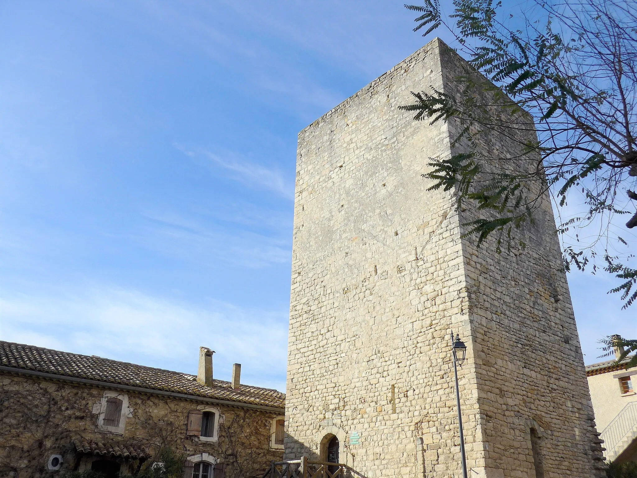 Photo showing: Tresques watchtower, in the heart of a village in Gard in France. Unique but magnificent remaining building of a 12th century castle.