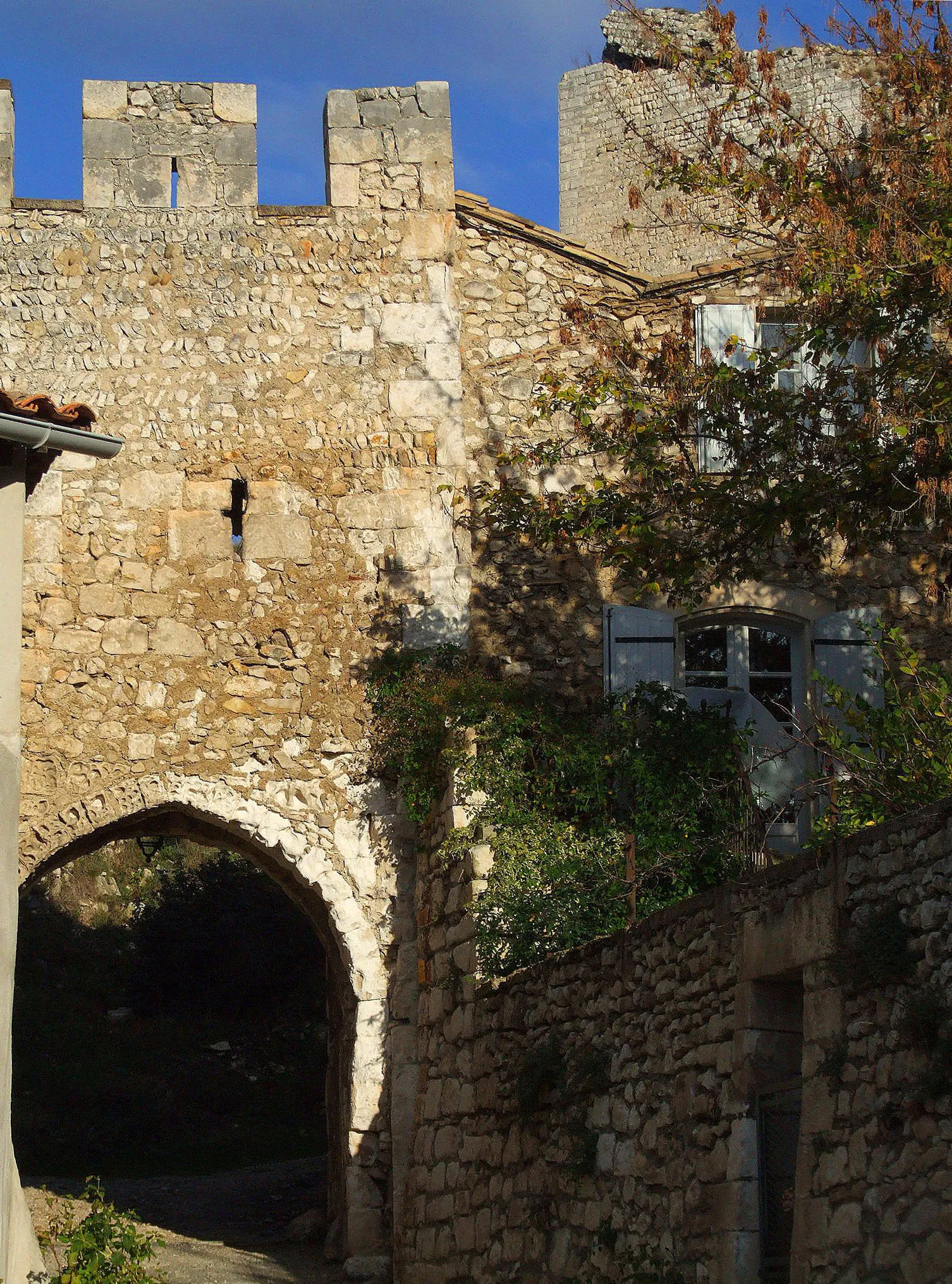 Photo showing: Orgon (Bouches-du-Rhône, France) -

La porte de l'Hortet (10.12.2006)