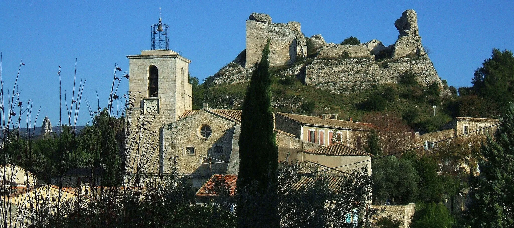 Photo showing: Orgon (Bouches-du-Rhône, France) -
Vue générale avec l'église et les ruines du Château du duc de Guise (10.12.2006)

L'église Notre-Dame de l'Assomption date du XIVème siècle.