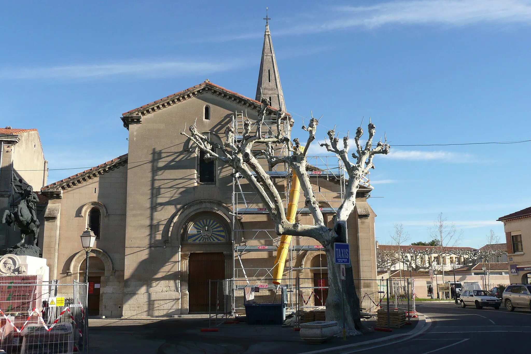 Photo showing: Eglise de Rognonas. Statue équestre de Jeanne d’Arc (1899) sur le monument aux morts de 1914-1918. Sculpture de Mathurin Moreau pour Jeanne. Sculpture de Pierre Le Nordez pour le cheval.