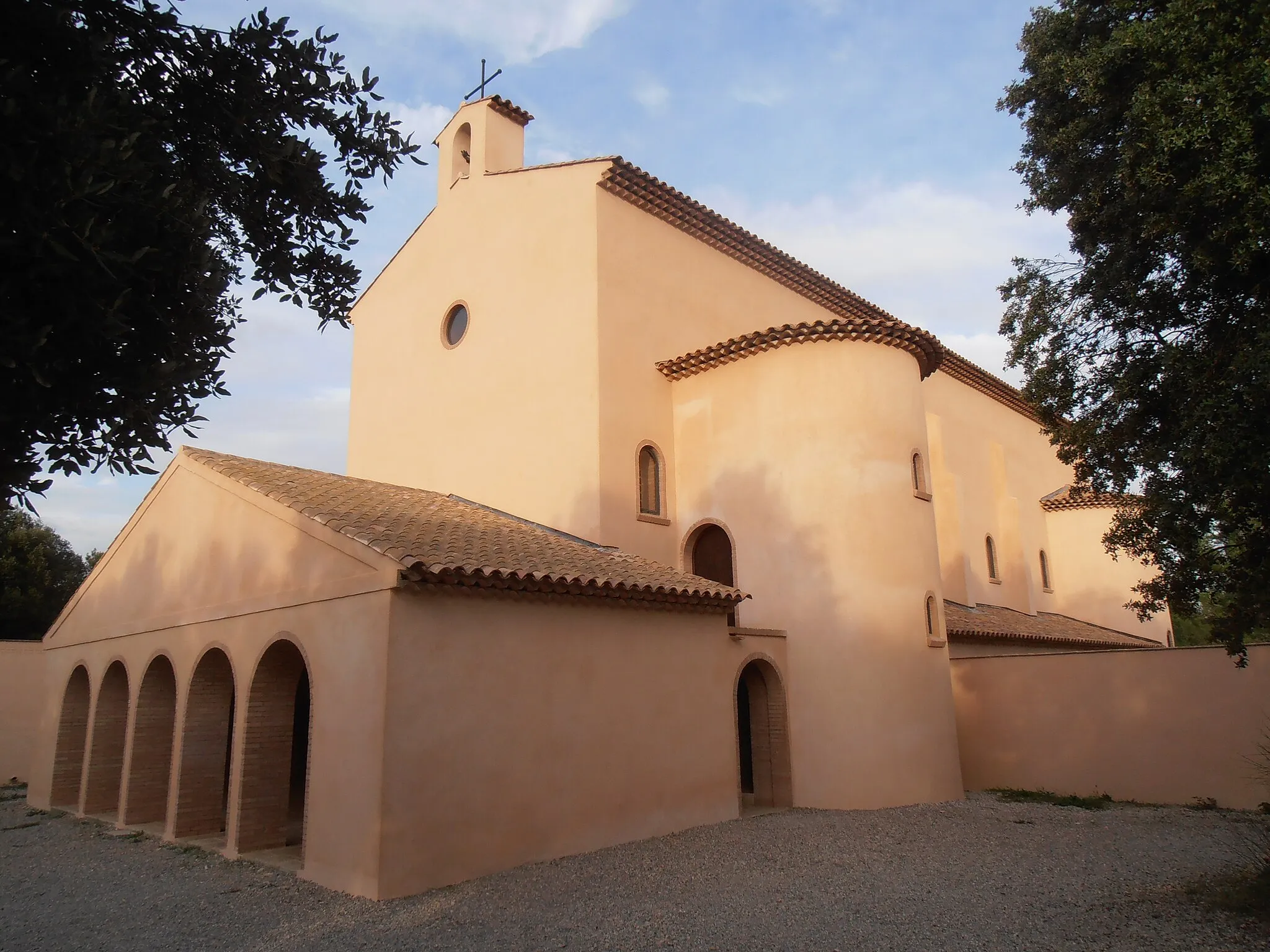 Photo showing: Le Thoronet, Var. Église de Notre Dame-de-la-Lumière-au-delà-de-Tout, Monastère Notre-Dame du Torrent de Vie.
Relevant de la Famille monastique de Bethléem, de l'Assomption de la Vierge et de saint Bruno (ordre religieux contemplatif et monastique de droit pontifical), le « monastère Notre-Dame du Torrent de Vie » a été implanté en 1978 en pleine garrigue sauvage, sur un terrain qui jouxte l’abbaye cistercienne du Thoronet.

L’église du monastère, construite selon des techniques anciennes en briques rouges fabriquées manuellement en terre crue du pays et enduites à la chaux, a été consacrée par Monseigneur Dominique Rey le 07 octobre 2007.