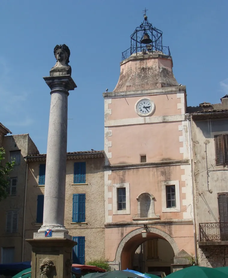 Photo showing: Carcès (Var) : la Tour de l'Horloge et son campanile, sur la place de la Mairie ; au premier plan, la fontaine des Quatre-saisons.