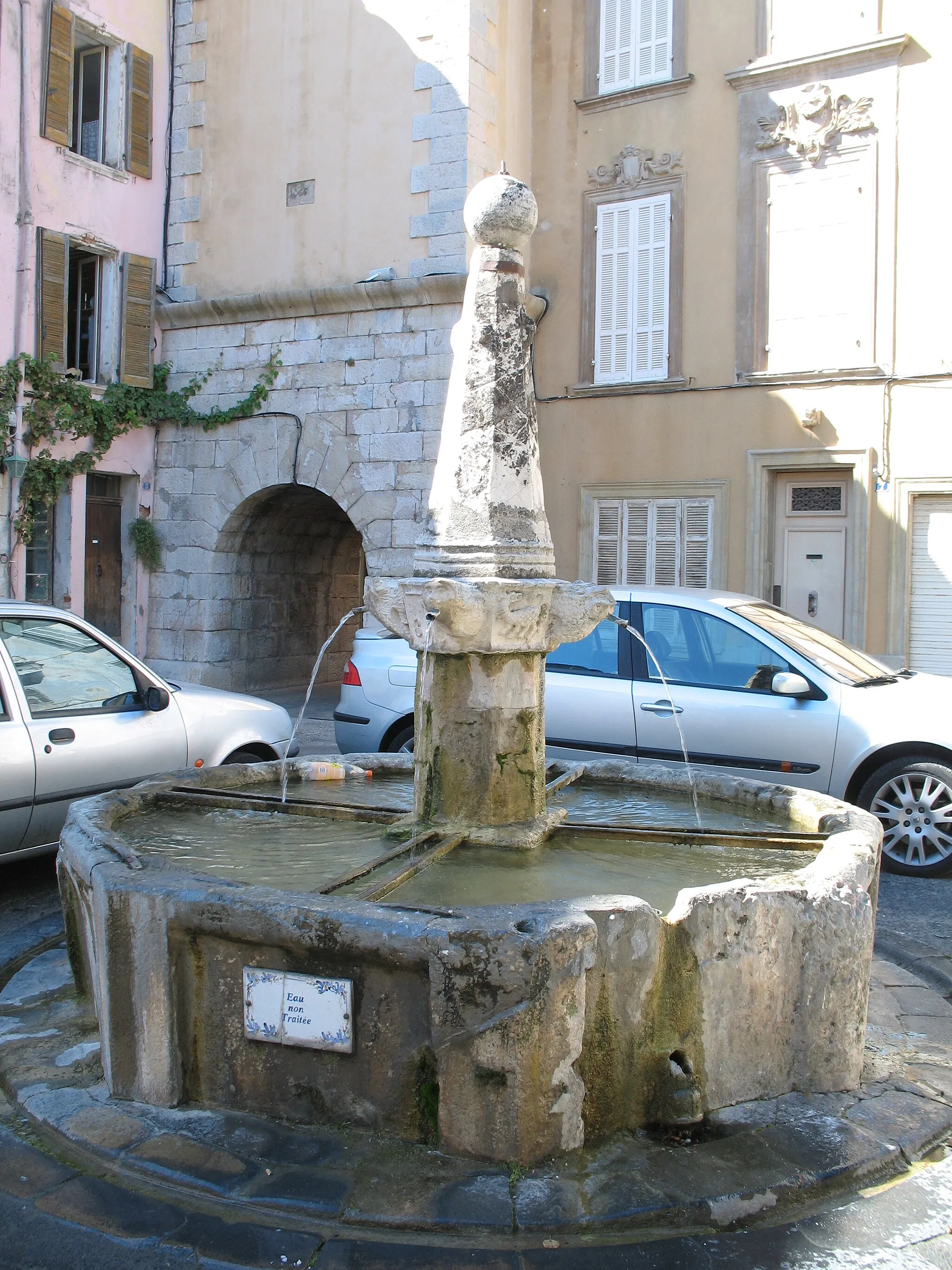 Photo showing: Fountain on the Mairie place - global view - Besse sur Issole - Var - France