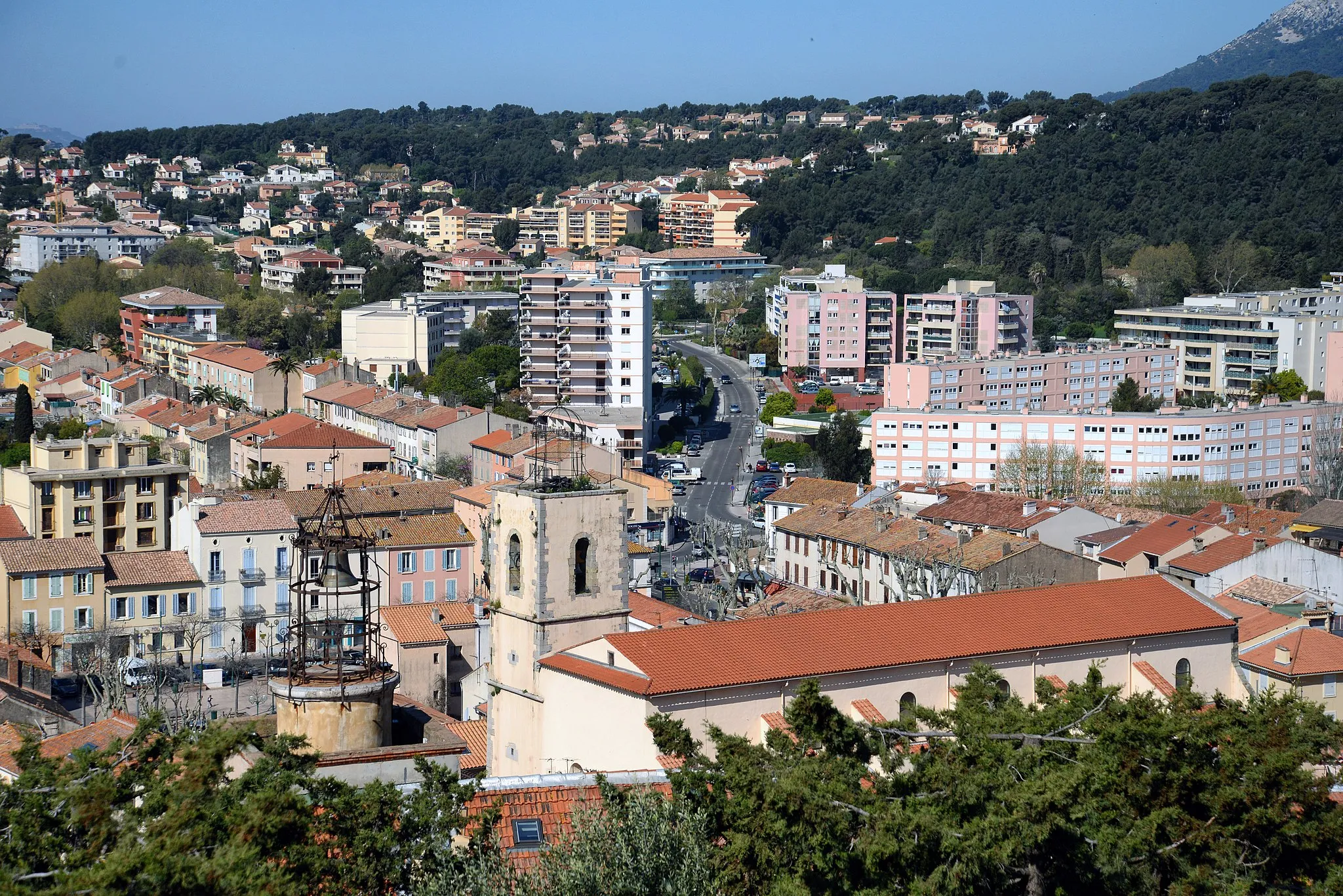 Photo showing: La Garde, Var (Provence) - Vue des quartiers Ouest de la ville, depuis le promontoire rocheux où se trouvait l'ancien castrum