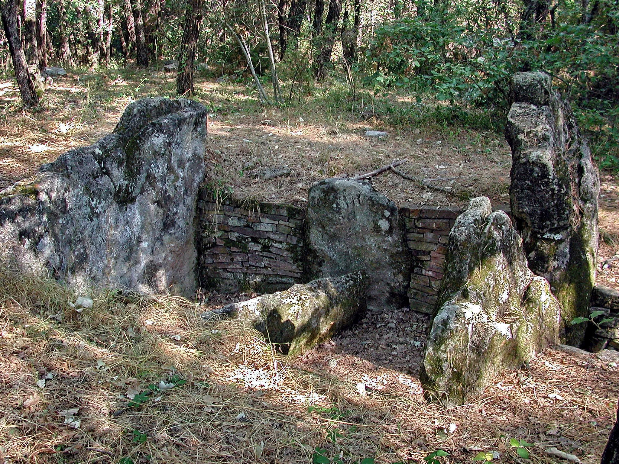 Photo showing: Tourrttes (Var) : Verrerie vieille's dolmen