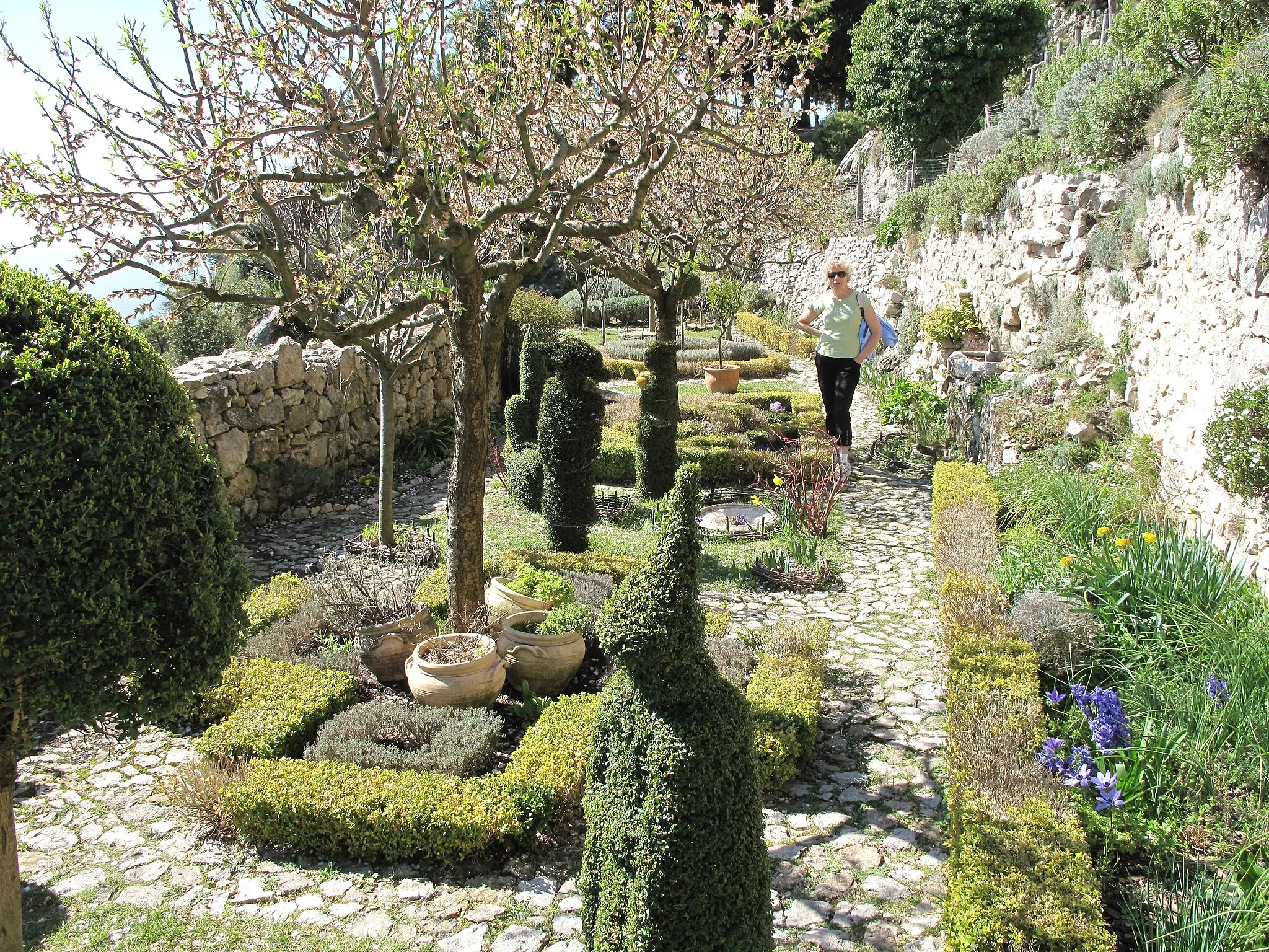 Photo showing: The medieval garden at the bottom of the castle of Sainte-Agnès (Alpes-Maritimes, France).