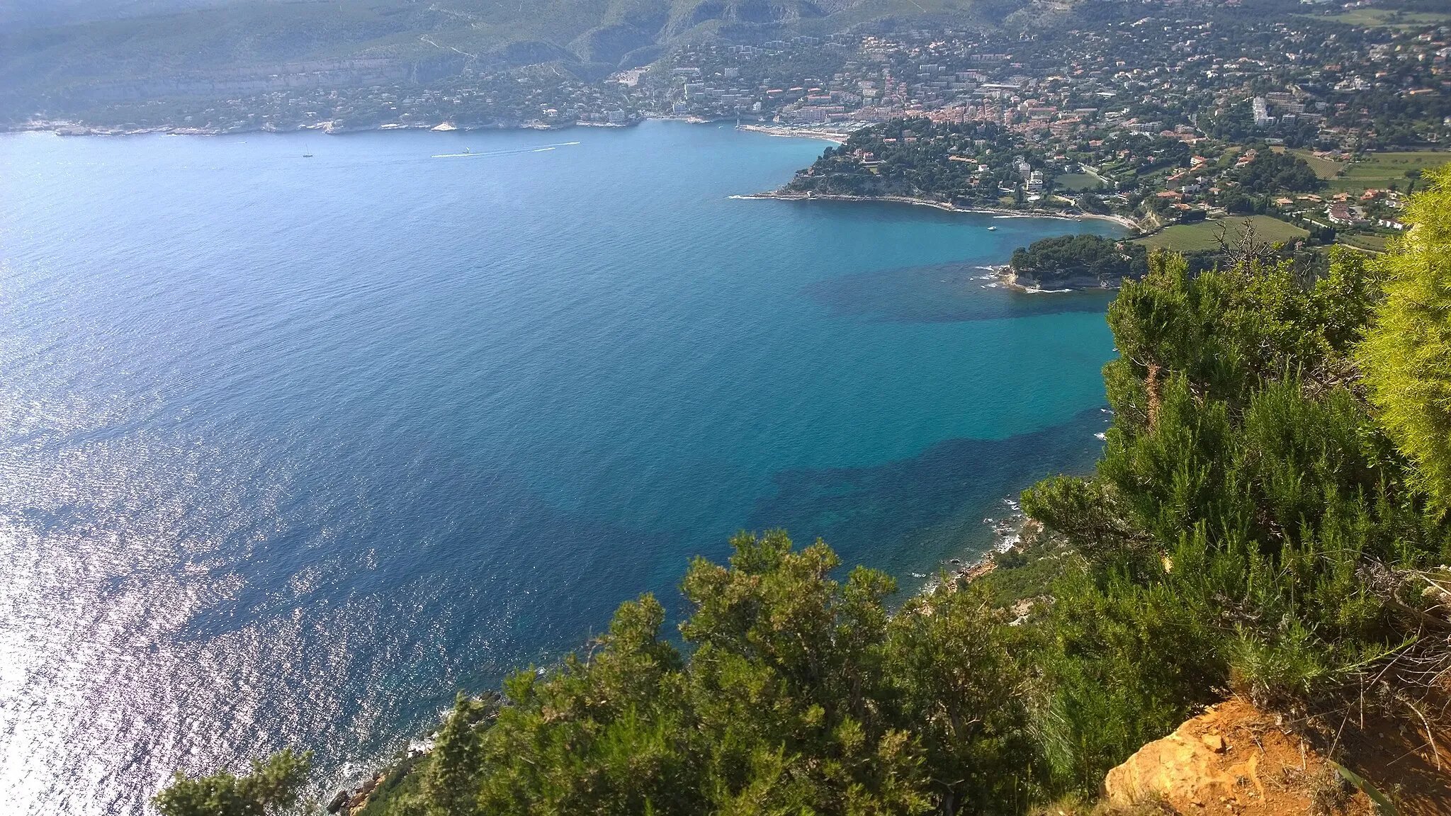 Photo showing: La baie de Cassis du haut du Cap Canaille