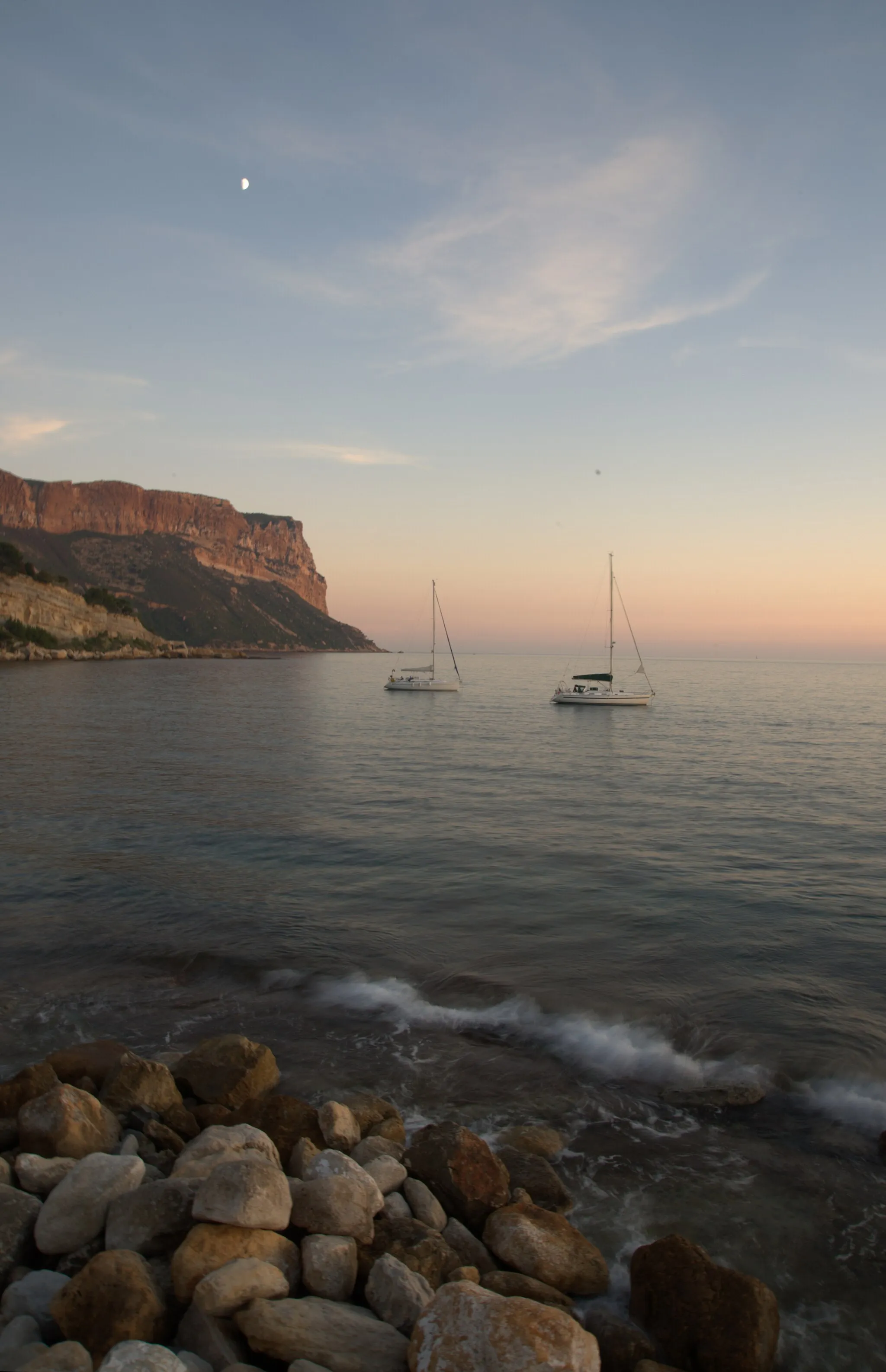 Photo showing: Cap canaille (= Dirty Cape), sawn from Cassis harbour (Department of Bouches du Rhone), France. This portion of the coast is in the PACA region - by BRGM, IFREMER, and the french "Earthquake Master plan" - the site most at risk of "unstable slopes withmobilizationbrutal field" when significant seismic. The collapse of the terrestrial and submarine such a structure would generate a Tsunami and a wave background can resuspend enormous amount of fine particles from the underwater industrial discharge close (Fosse Cassidaigne) of plant Pechiney / Alcan Rio Tinto. in french, this sort of area is called "tsunamogéniques"