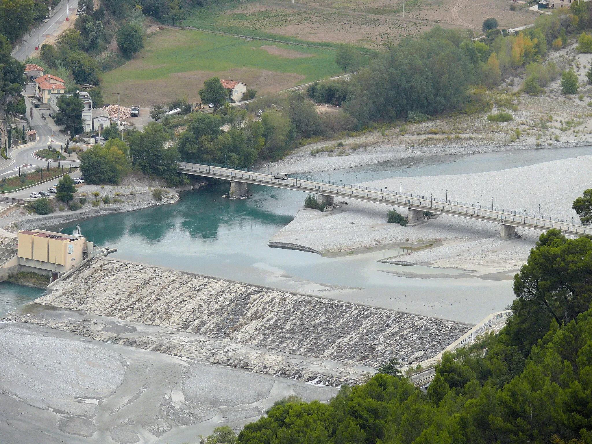 Photo showing: La Roquette-sur-Var - Vue sur le pont Charles-Albert sur le Var depuis le point de vue panoramique sur la vallée du Var