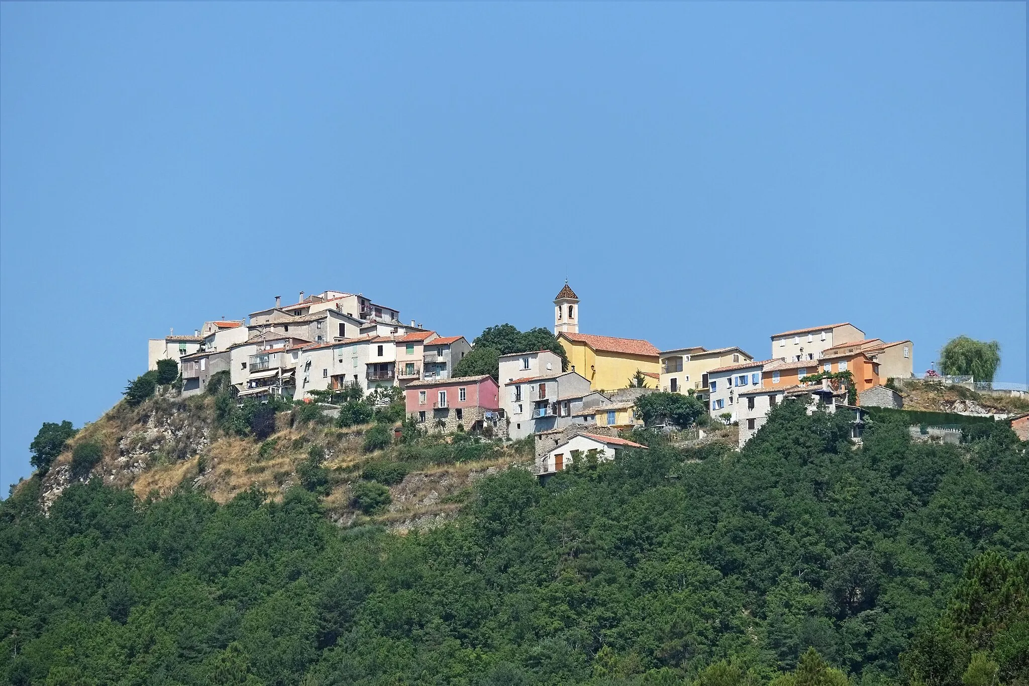 Photo showing: Vue du village de Tourette-du-Château depuis la route de Gilette (été).