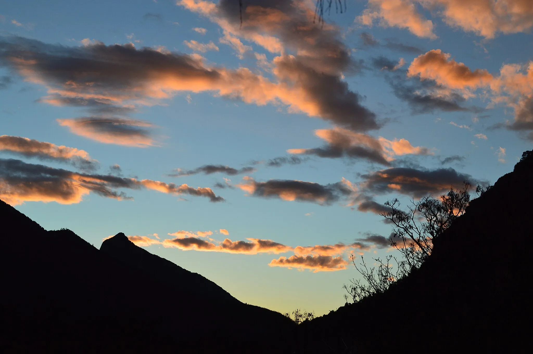 Photo showing: couché de soleil depuis revest les roches